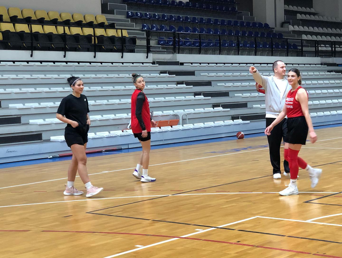 Turgutlu Belediyespor’da Gökhan Aşıcı Dönemi Turgutlu Belediyespor Kadın Basketbol Takımı Başantrenörlüğüne Bursa Büyükşehir Belediyespor’da dört