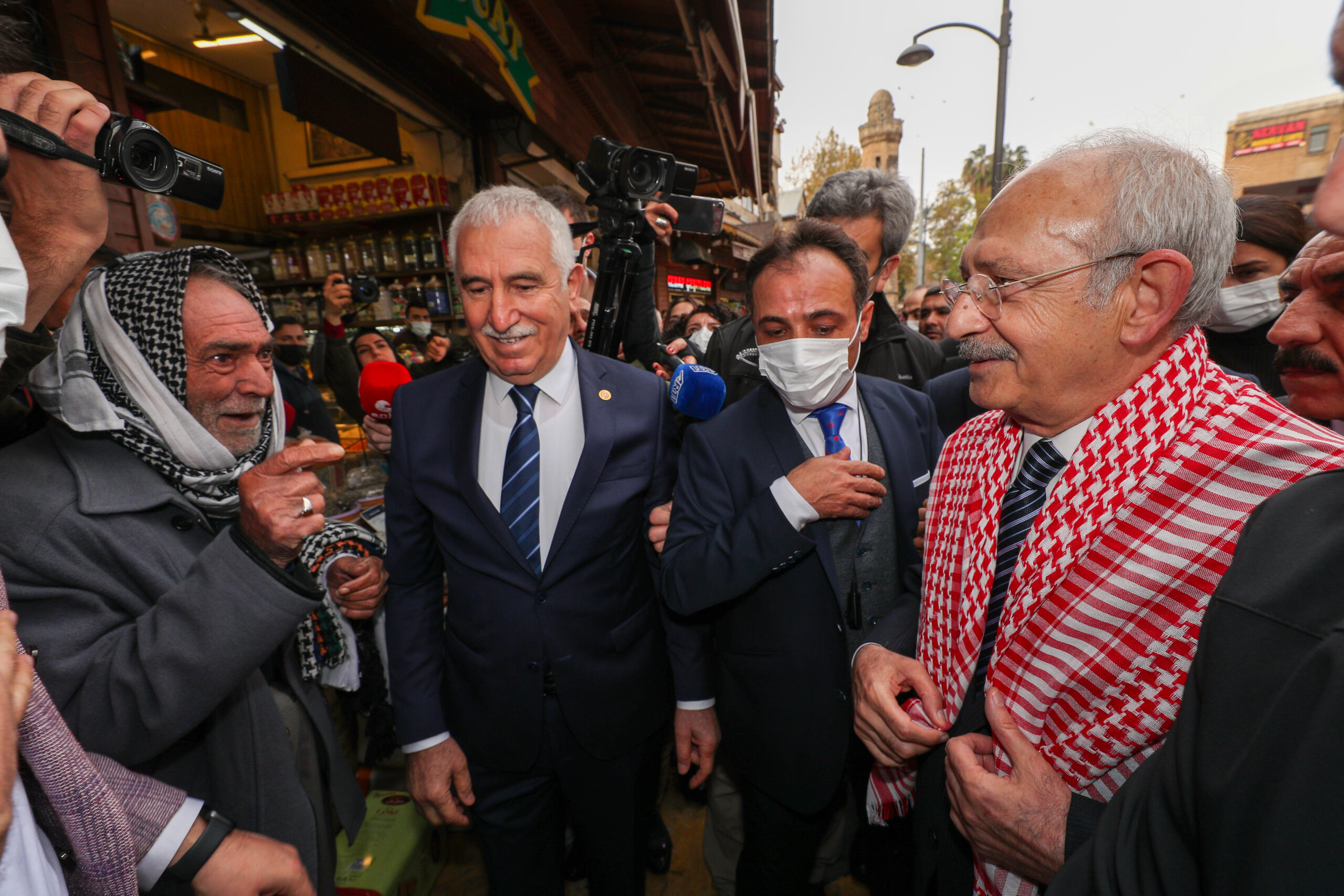 CHP GENEL BAŞKANI KEMAL KILIÇDAROĞLU ŞANLIURFADA Cumhuriyet Halk Partisi Genel Başkanı Kemal Kılıçdaroğlu, Şanlıurfa’da Balıklıgölü ziyaret
