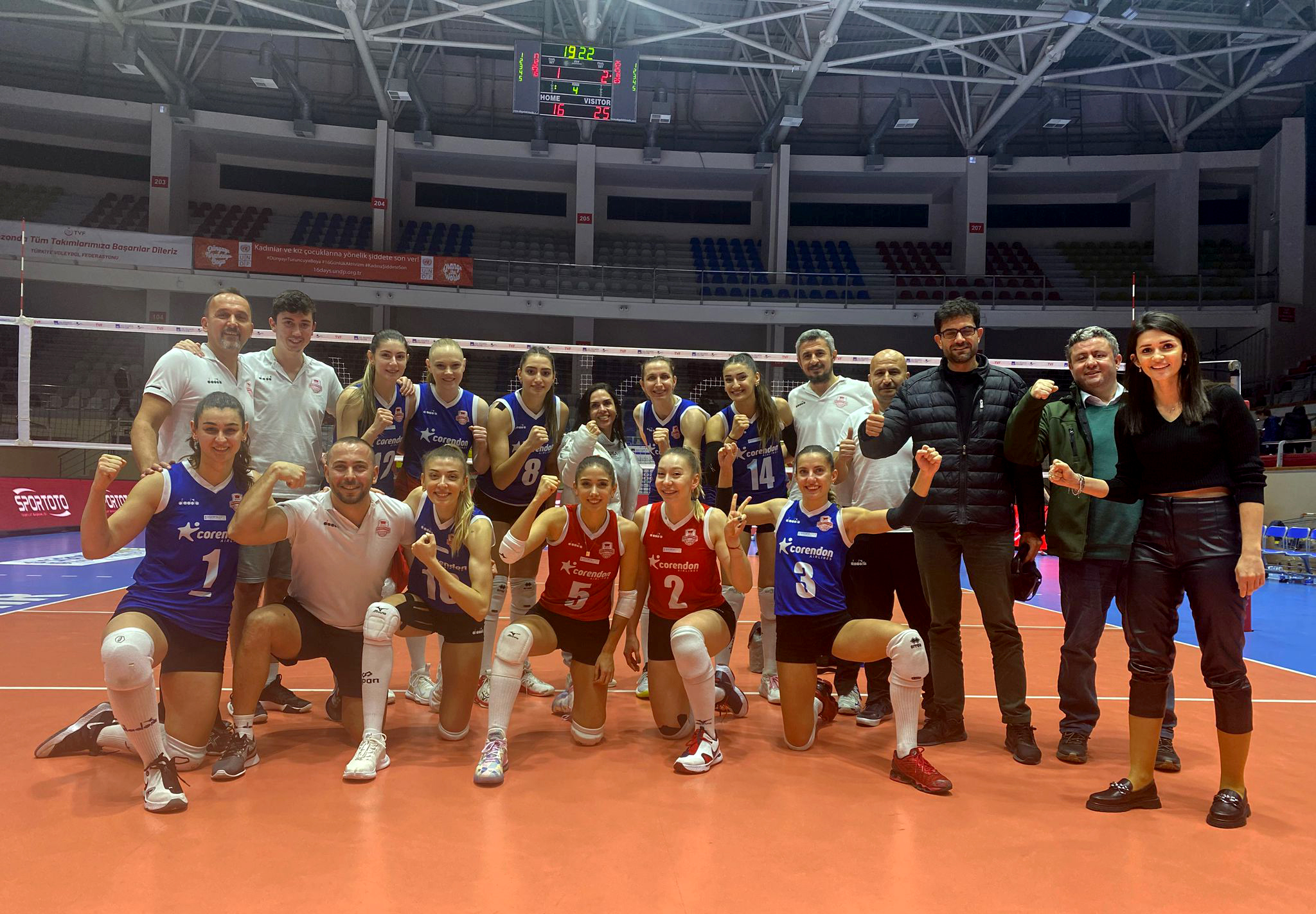 Muratpaşa Belediyespor kadın voleybol takımının klasikleşen yumruklar sıkılı galibiyet fotoğrafı