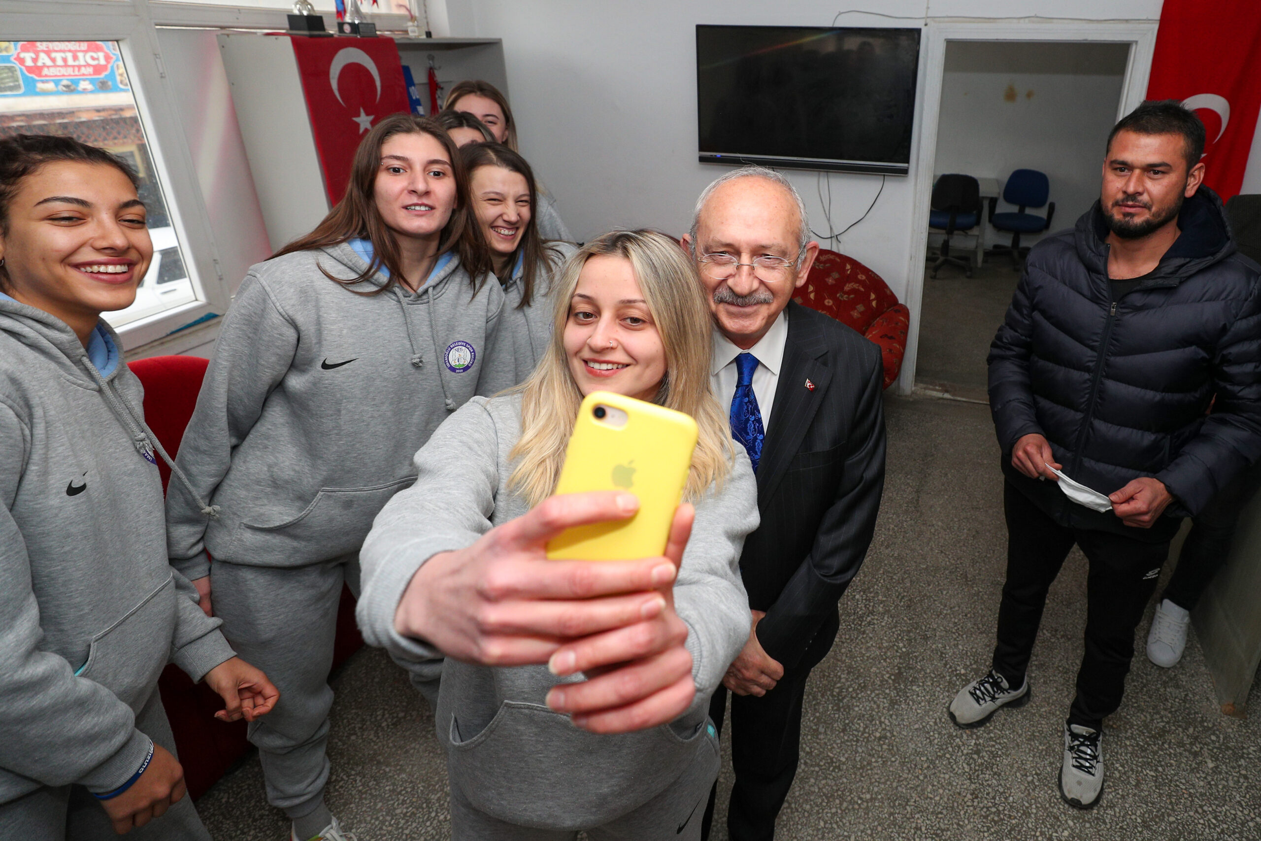 CHP GENEL BAŞKANI KEMAL KILIÇDAROĞLU ADANA’DA KADIN VOLEYBOLCULAR İLE BİR ARADA Cumhuriyet Halk Partisi Genel Başkanı Sayın Kemal Kılıçdaroğlu, İmamoğlu Belediyesi’ni