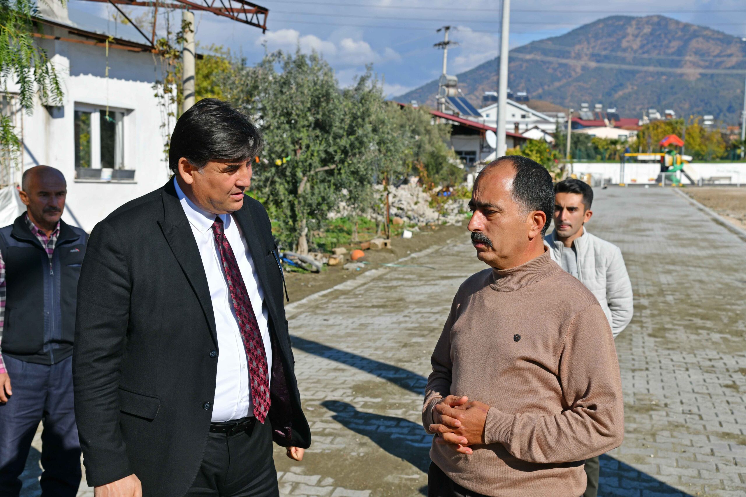 Fethiye Belediye Başkanı Alim Karaca, Çatalarık Mahallesi’nde devam eden parke