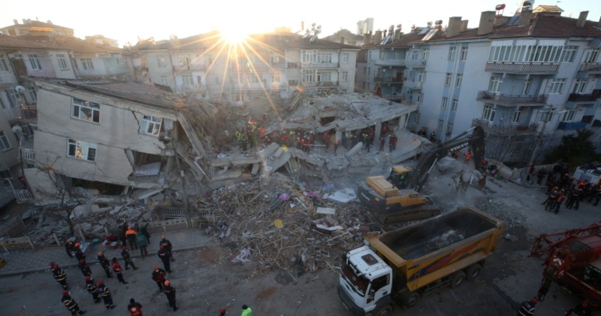 İzmir’in Torbalı ilçesinde TULUM Merkezli Deprem Meydana Geldi. Saat 07.27