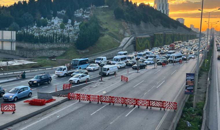 Ataşehir D-100 Karayolu’nda alt geçit çalışmaları nedeniyle Kadıköy istikameti trafiğe