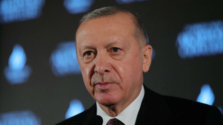 Reuters’tan Türkiye analizi: Kriz, Erdoğan’a desteği azaltıyor İngiltere merkezli haber ajansı Reuters, Türkiye’de son dönemde yaşananları kapsamlı
