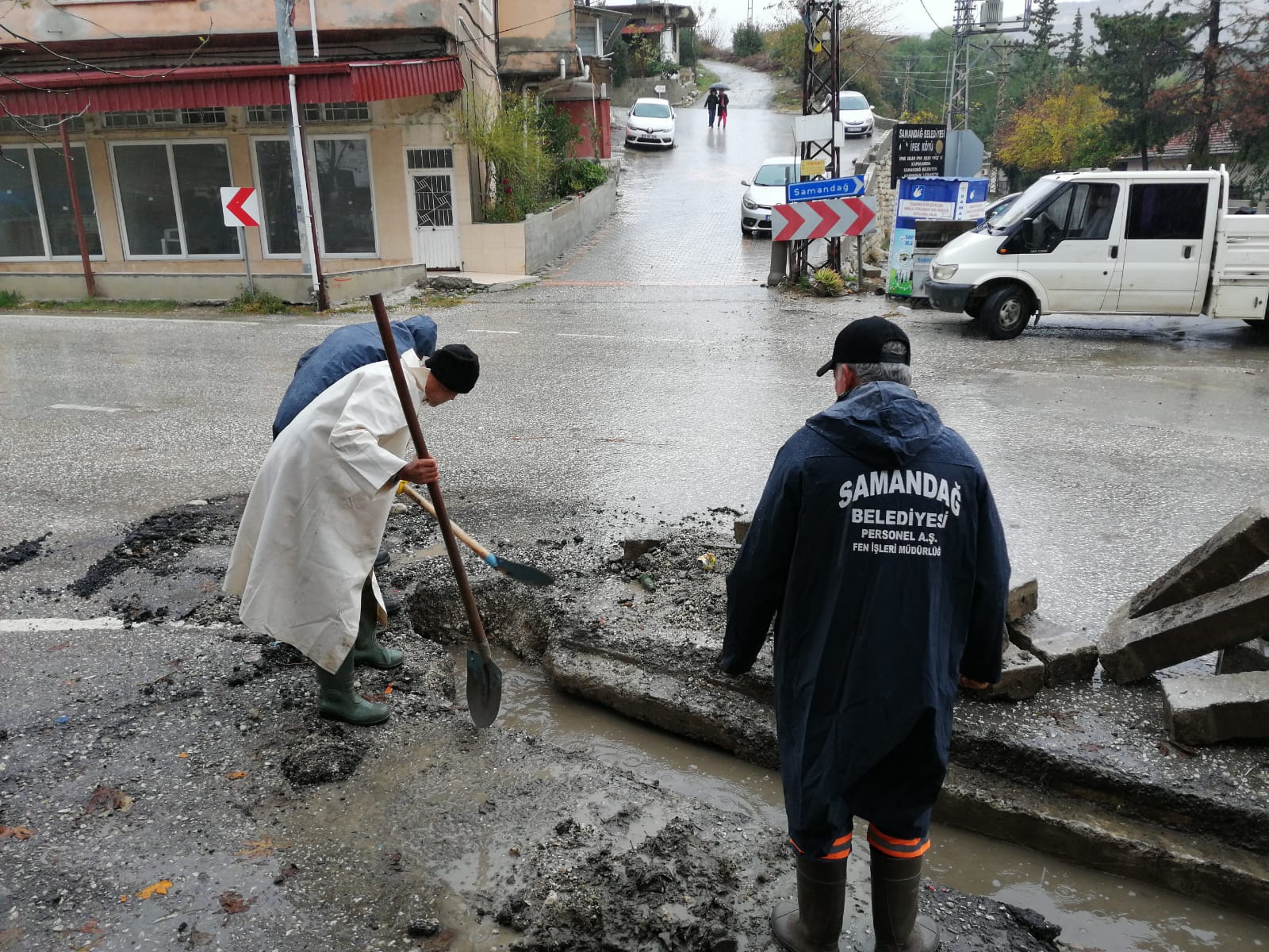 İlçemizde devam eden şiddetli yağışlar nedeniyle Samandağ Belediyesi tüm ekipleriyle
