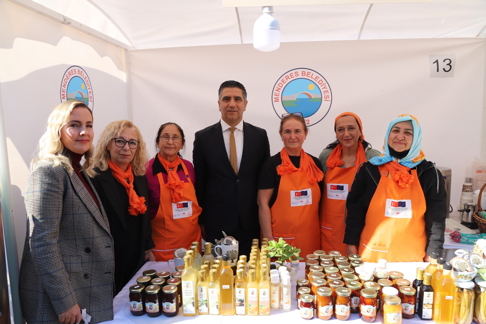 Menderes’te ki kadın kooperatifleri Menderes Belediye Başkanı Mustafa Kayalar’a destekleri