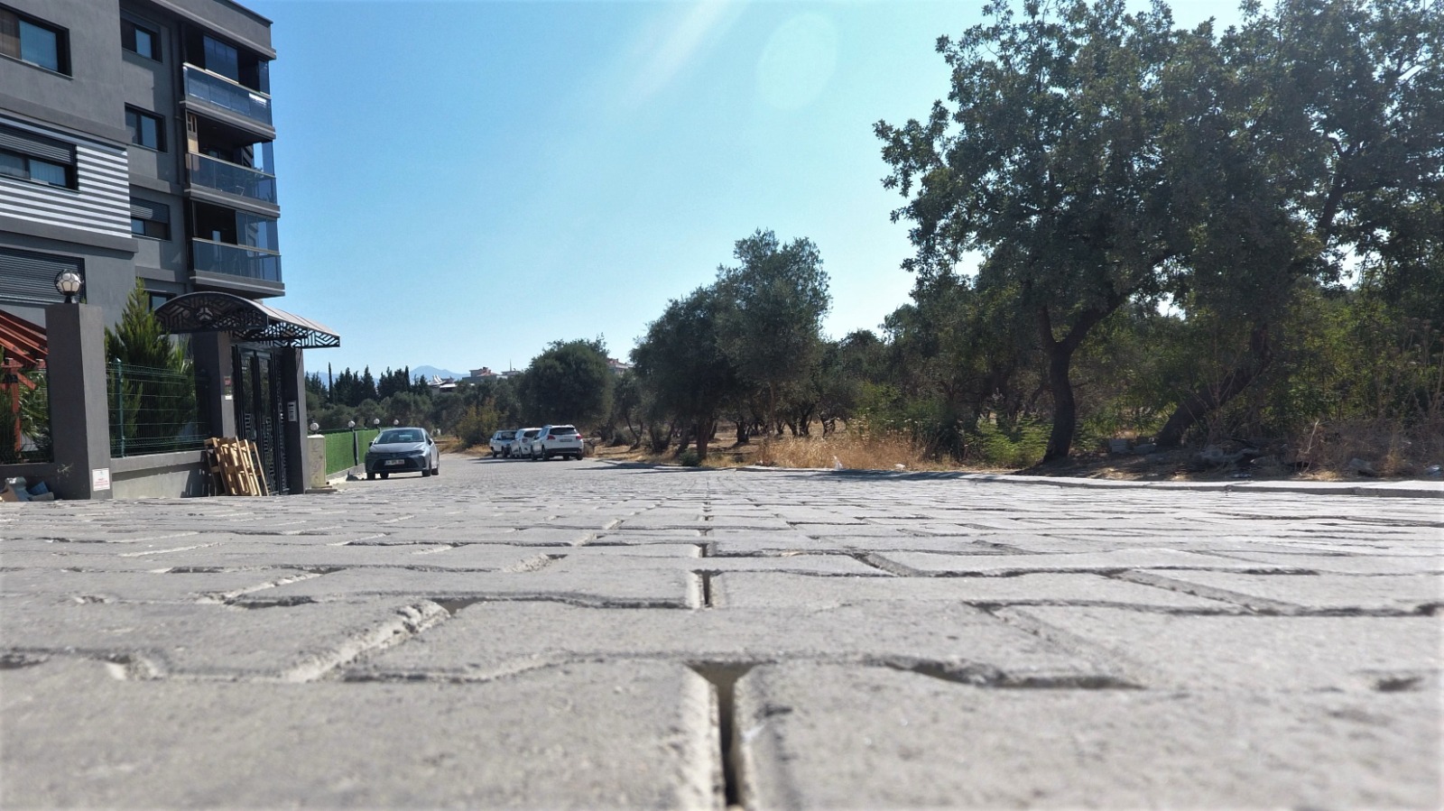 Barbaros’un Yolları Yenileniyor Menderes Belediyesi tarafından Barbaros Mahallesi’nde kilit parke