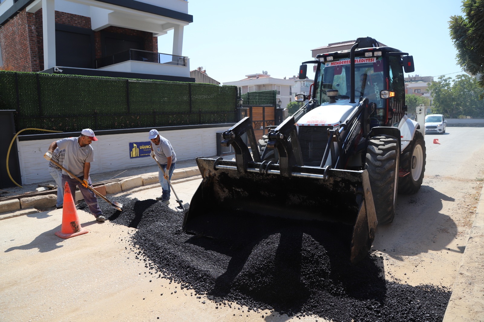 Menderes Belediyesi Fen İşleri Müdürlüğü tarafından ilçe genelinde yol yapım