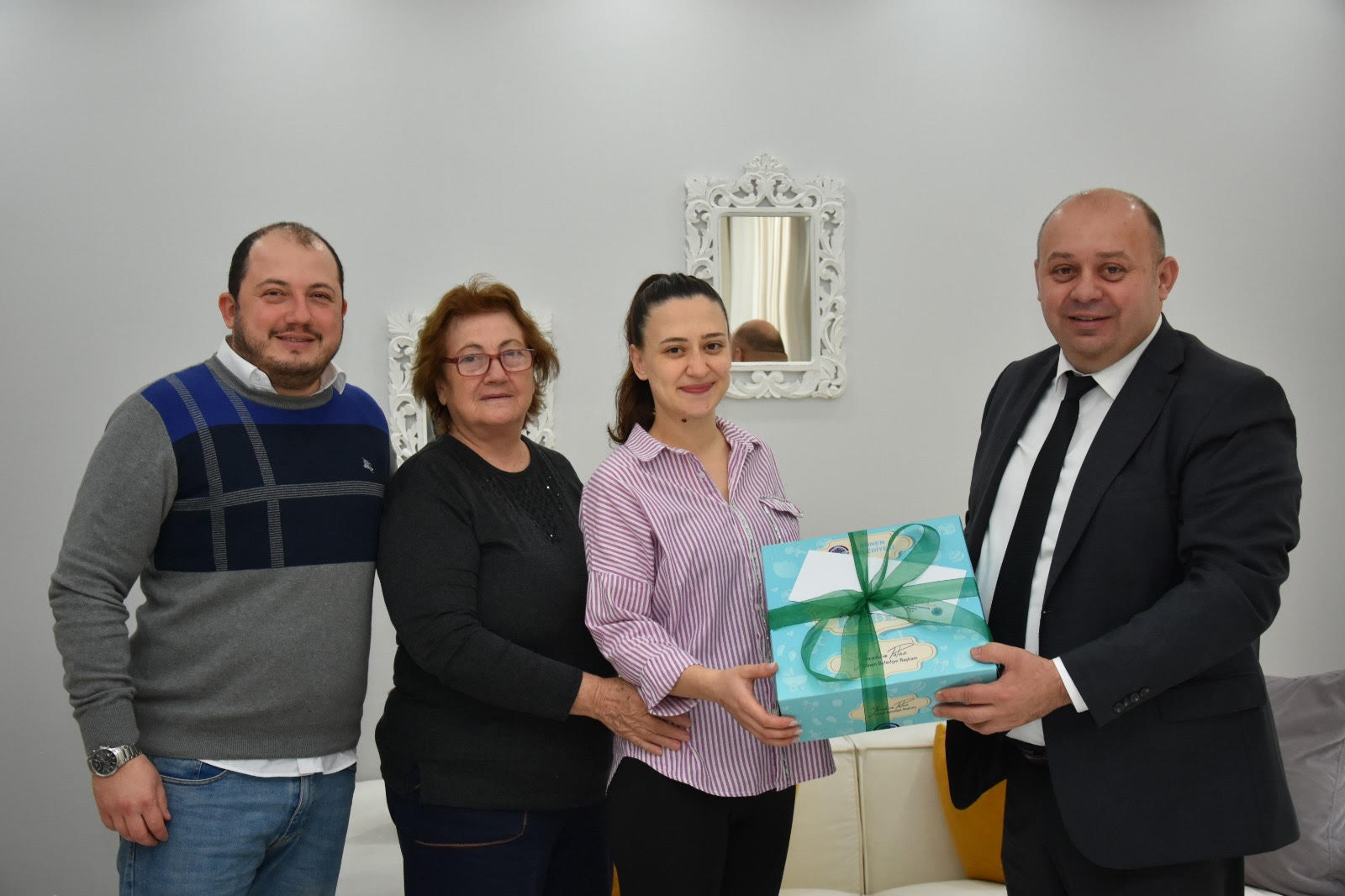 Gönen’de “Hoş Geldin Bebek” kampanyası çerçevesinde, ilçede yeni doğan bebekler tespit ediliyor ve ailelerine ulaşılıyor. Projemiz kapsamında Gönen Belediye Başkanı İbrahim Palaz, İlçemizde ikamet eden