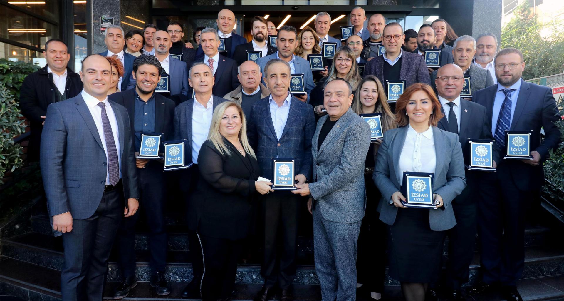 İzmir Sanayici ve İş İnsanları Derneği (İZSİAD) ekonomide yaşanan son gelişmelerle ilgili aşağıdaki açıklamayı değerlendirdi Türkiye’de son yıllarda uygulanan faizin indirilmesi üzerine yoğunlaşan ekonomi politikalarının
