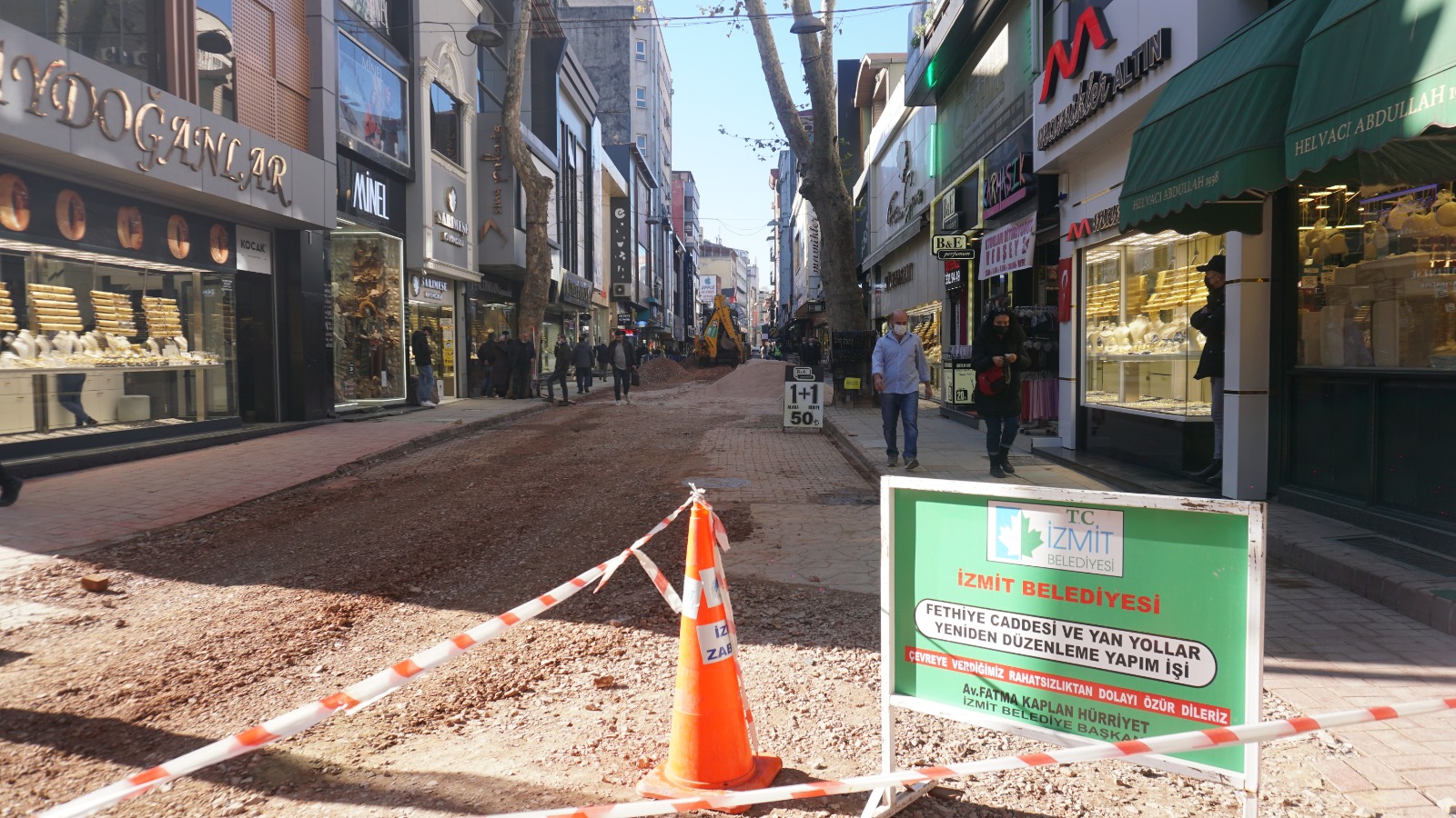 İstiklal Caddesi’nde çalışmalar sürüyor Fethiye Caddesi yenileme projesi kapsamında kanalizasyon ve içme suyu hattı