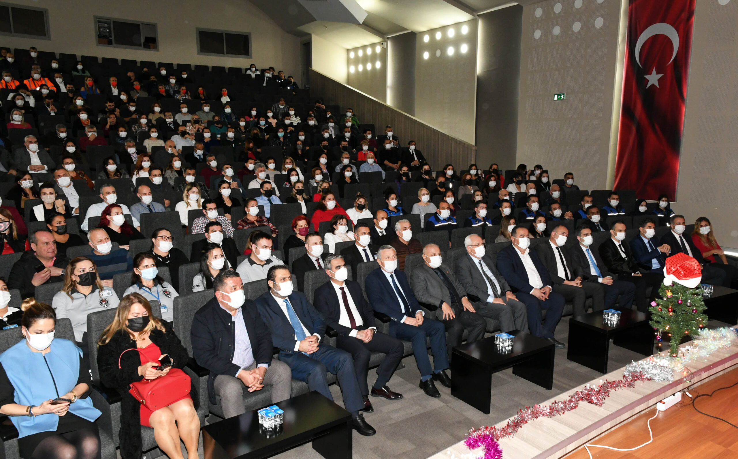 Karabağlar Belediye Başkanı Muhittin Selvitopu, meclis üyeleri ve belediye personeliyle