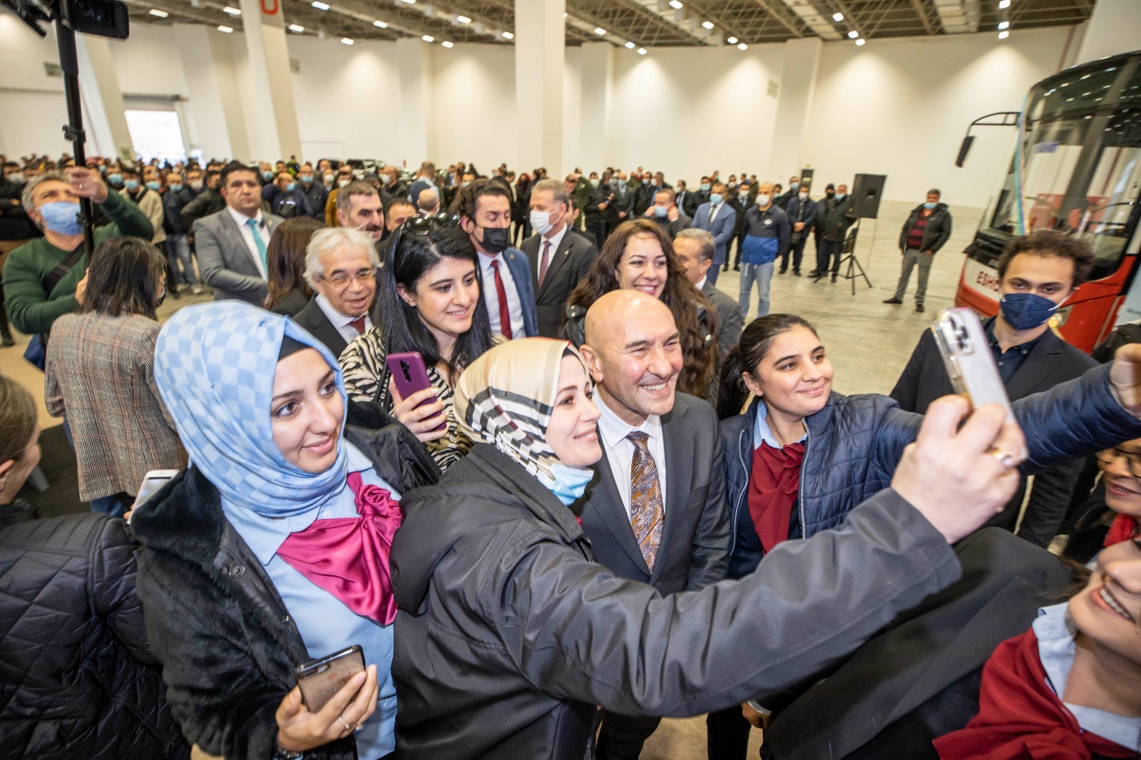 İzmir Büyükşehir Belediye Başkanı Tunç Soyer hizmet birimlerini tek tek