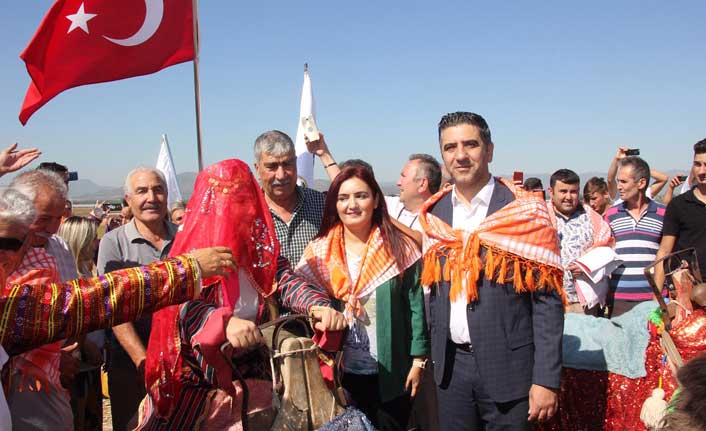 Menderes Belediyesi tarafından dünya dansları ve halk dansları kursları vatandaşlarla