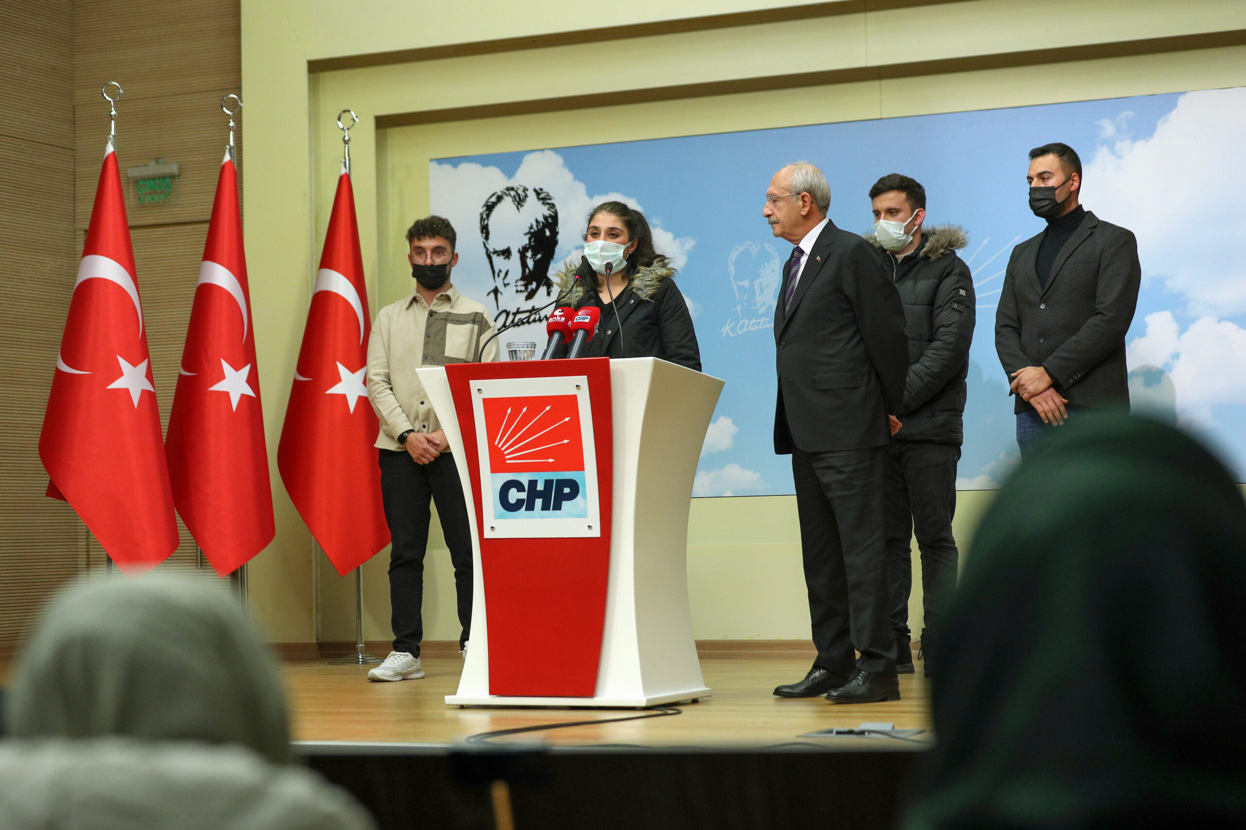 CHP GENEL BAŞKANI KEMAL KILIÇDAROĞLU, MÜLAKAT MAĞDURU GENÇLERLE BASIN AÇIKLAMASI YAPTI Cumhuriyet Halk Partisi Genel Başkanı Kemal Kılıçdaroğlu, mülakat mağduru gençlerle