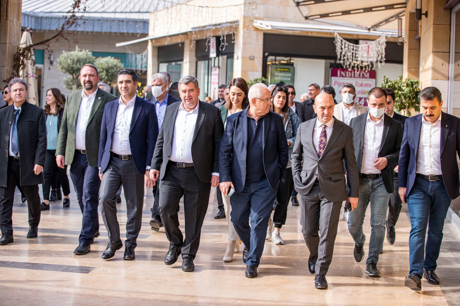 İzmir Büyükşehir Belediye Başkanı Tunç Soyer, İzmir’in belediye başkanları ile