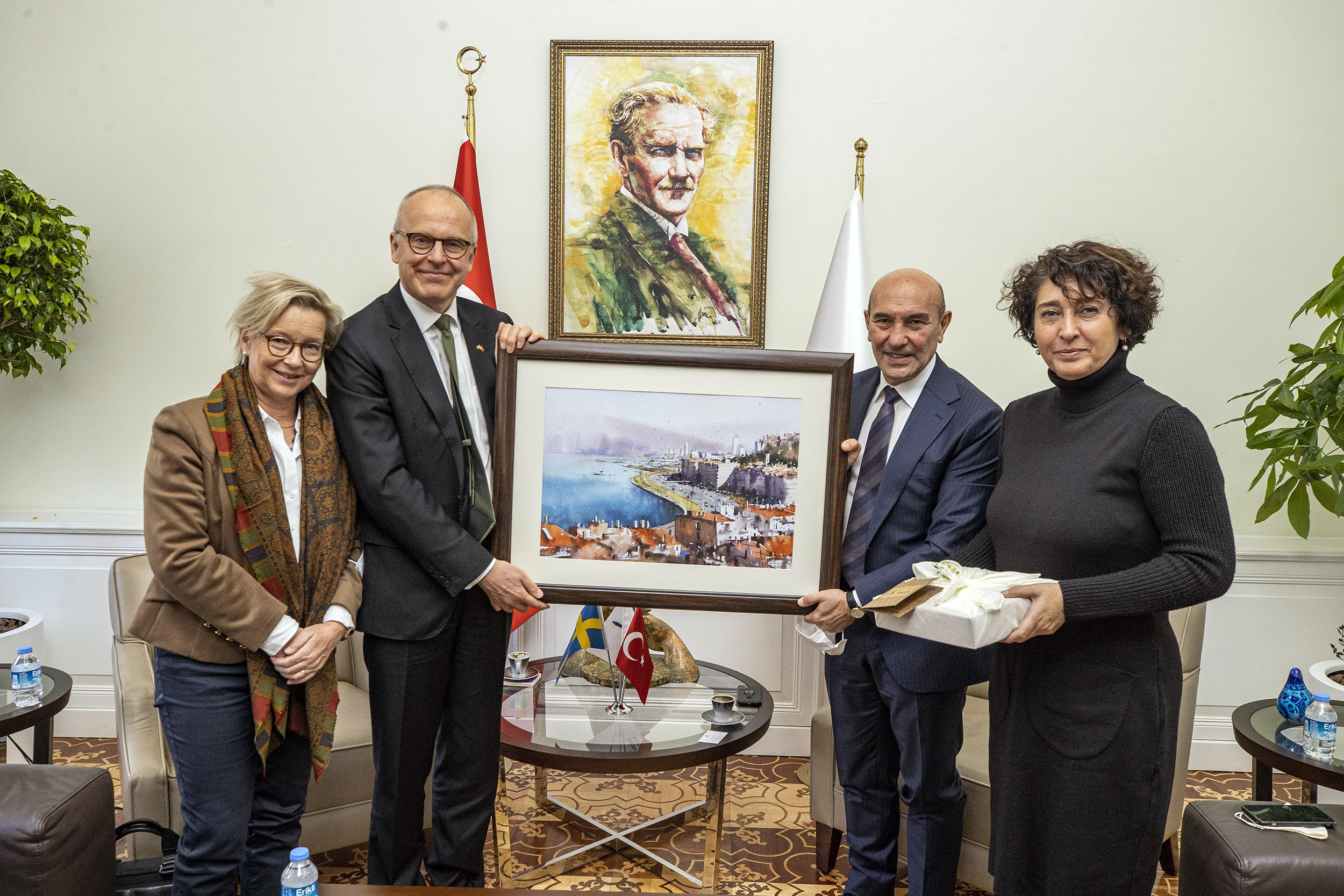 İsveç’in Ankara Büyükelçisi Staffan Herrström İzmir Büyükşehir Belediye Başkanı Tunç