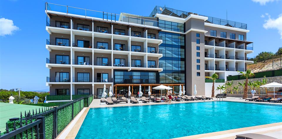 Kuşadası’nın Ağır Gazeteci Misafiri kim ?? (resimdeki otel değildir) Kuşadası’nda Bulunan Bir Otelin Deniz Manzaralı Süit Odasının Devamlı daimi