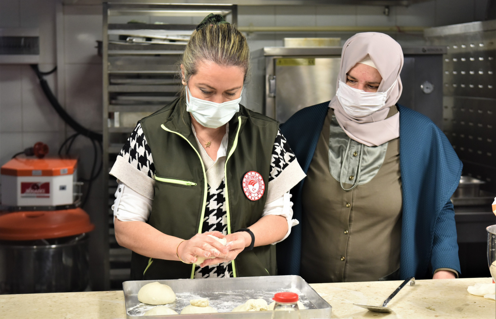 Kadınların üretime katılması için yürüttüğü eğitim çalışmaları ve projelerle örnek