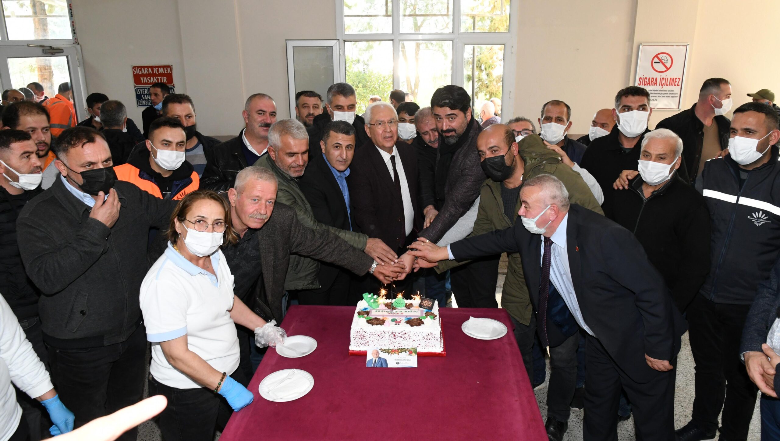 Karabağlar Belediye Başkanı Muhittin Selvitopu yılın son gününde, şantiyelerde çalışan