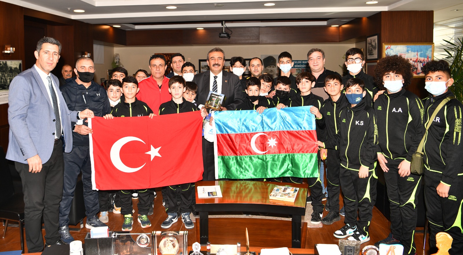 Adana’ya turnuva için gelen Azerbaycan’da çocuklara futbol eğitimi veren Tahsil