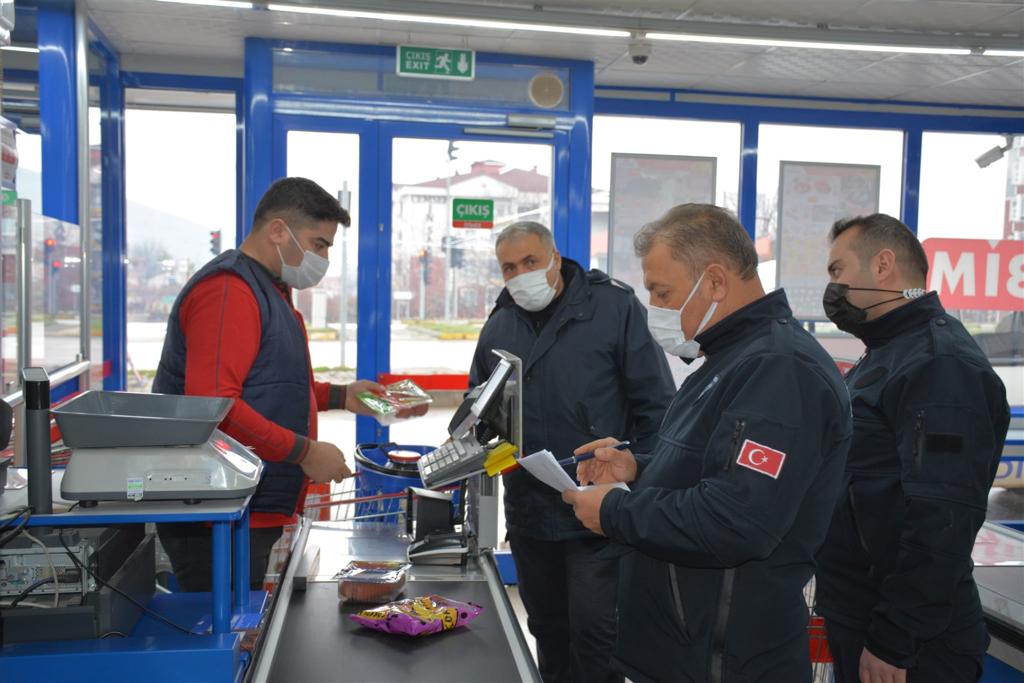 Zile’de etiket ve fiyat kontrolü aralıksız yapılıyor Zile Belediyesi Zabıta Müdürlüğü ekipleri, kent merkezinde faaliyet gösteren marketlerde