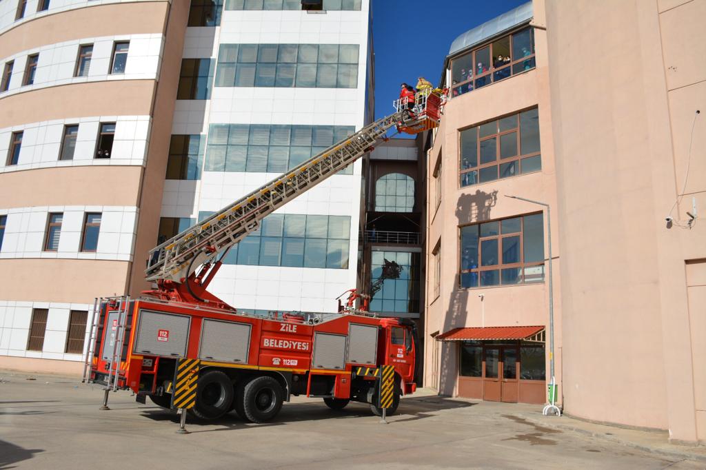 Zile’de Gerçeğini Aratmayan Tatbikat Zile Belediyesi İtfaiye ekipleri, Zile Devlet Hastanesi’nde yangın ve kurtarma