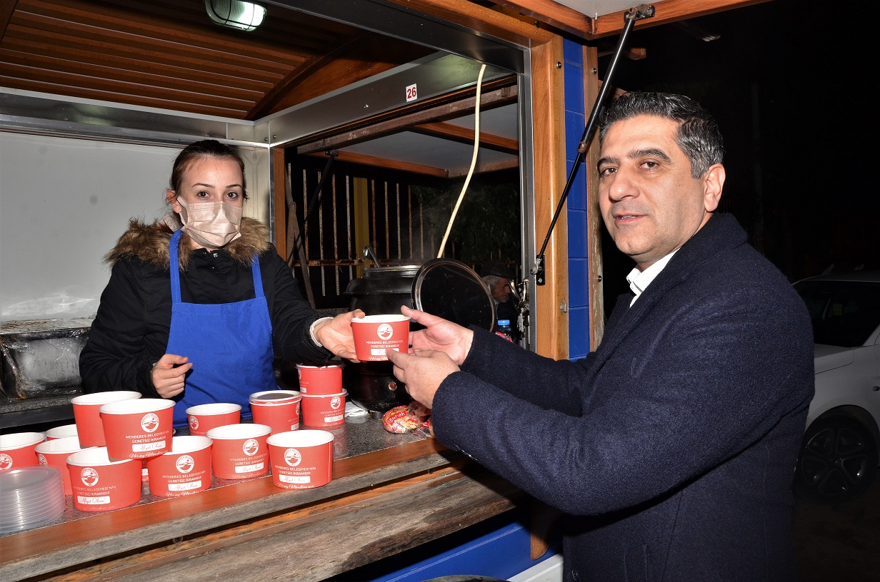 Menderes Belediyesi, havaların soğumasıyla birlikte Cumaovası İzban İstasyonu önünde ücretsiz