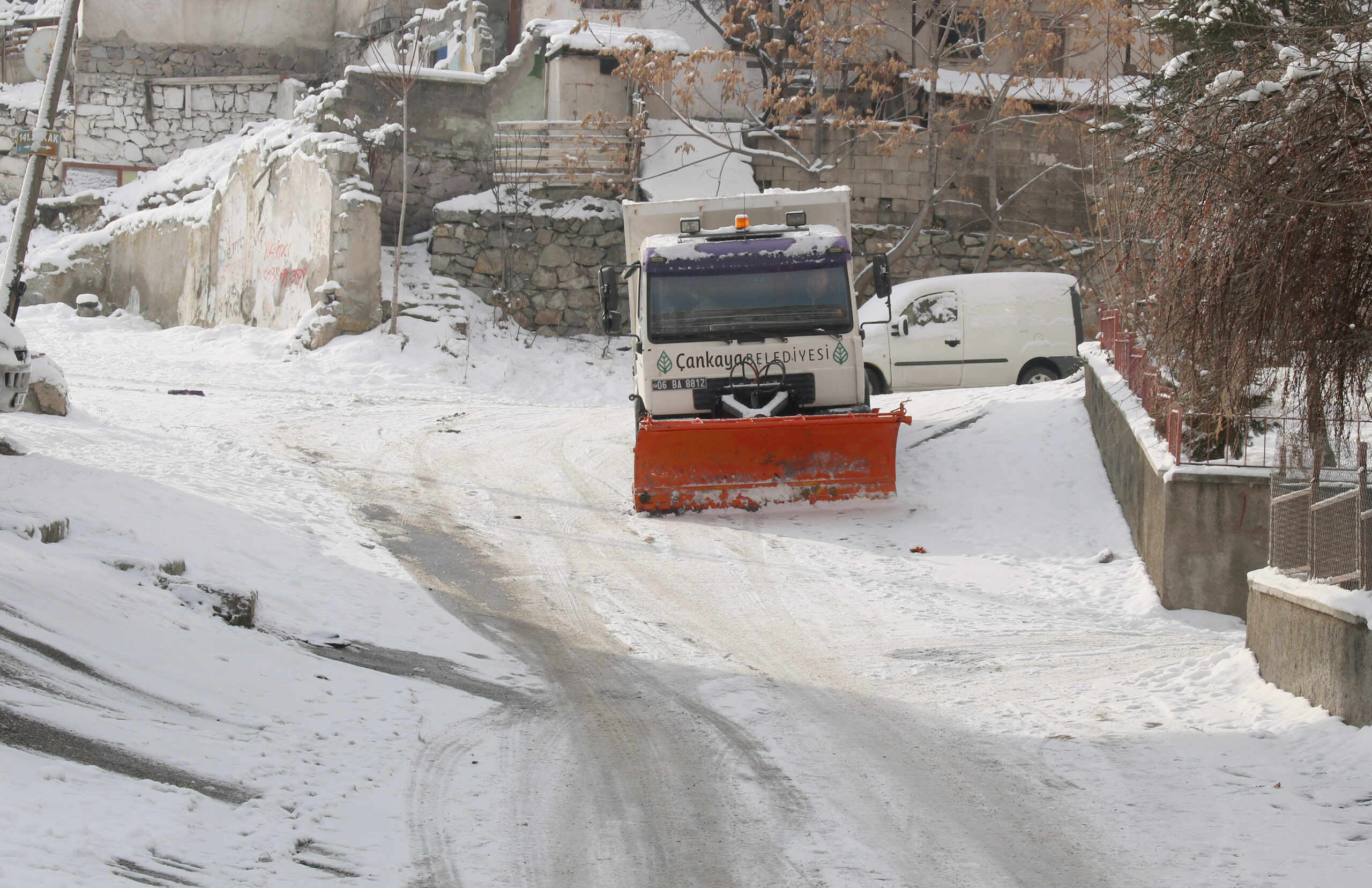 Çankaya Belediyesi ilçede etkili olan kar yağışına karşı tüm birimleriyle