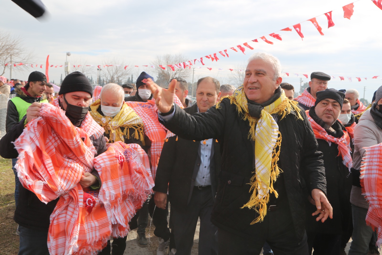 Efeler Belediyesi’nin düzenlediği Efeler Geleneksel Deve Güreşi Festivali soğuk havaya