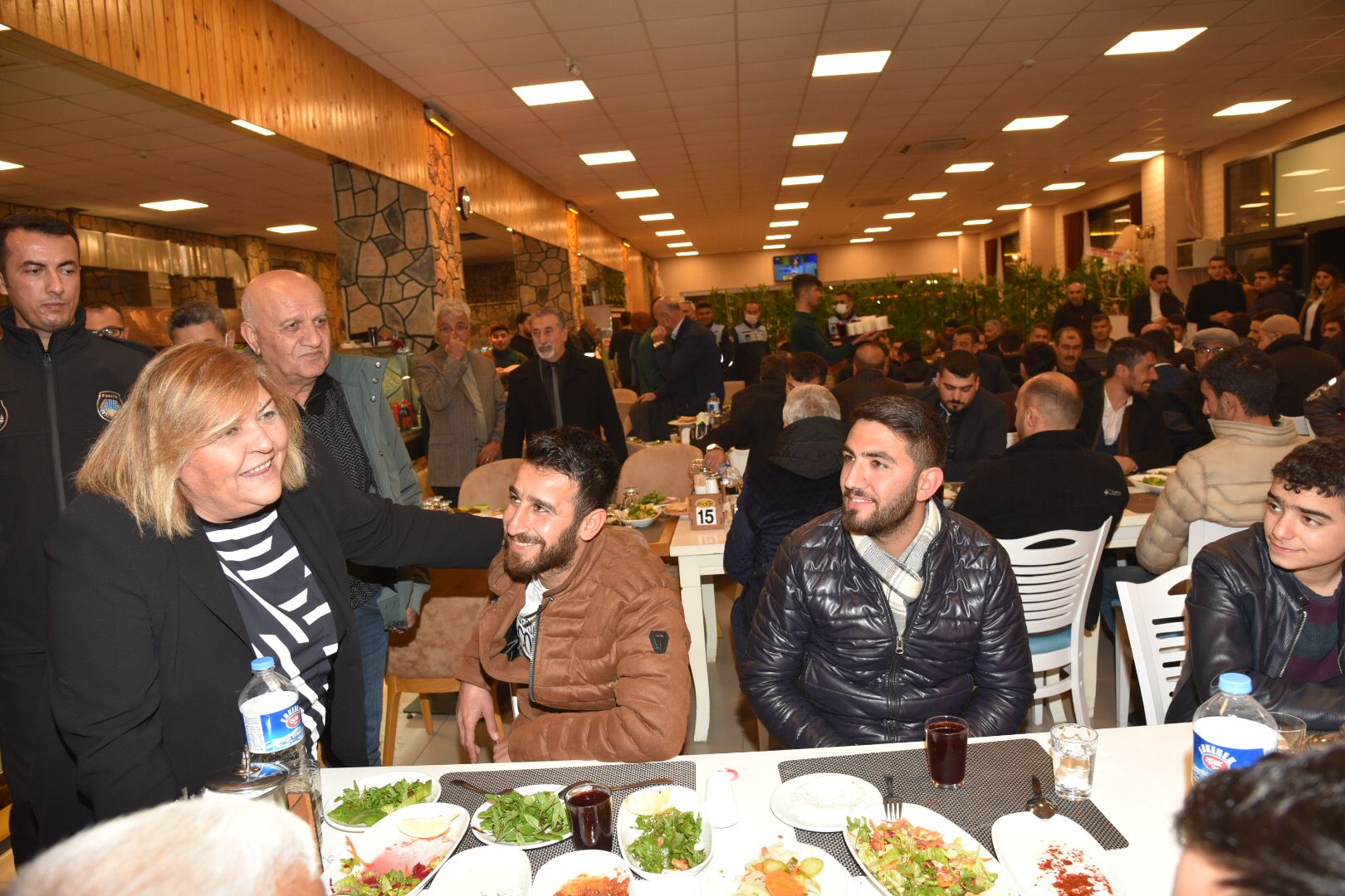 100’den fazla pazarcı esnafıyla bir araya gelen Ceyhan Belediye Başkanı