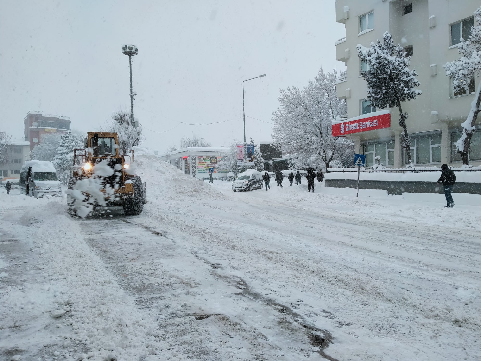 Belediye ekiplerimiz karla mücadeleyi sürdürüyor. Dün ilimizde başlayan yoğun kar