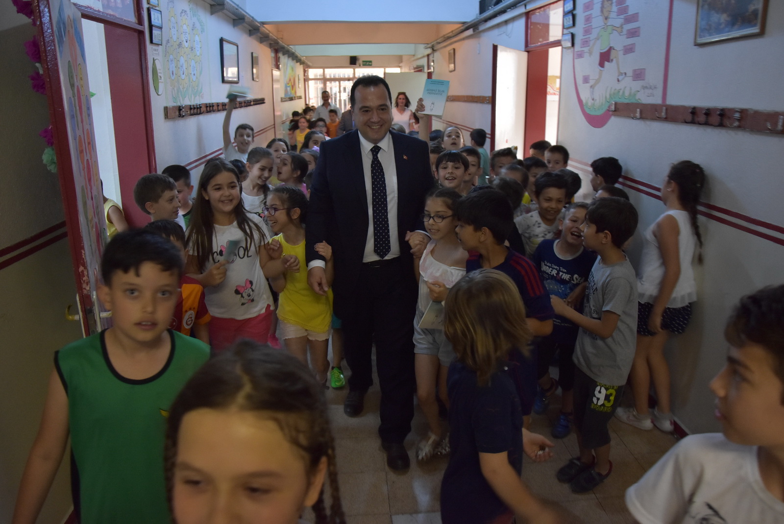 Akhisar Belediye Başkanı Besim Dutlulu, kentte eğitim gören öğrencilere ve