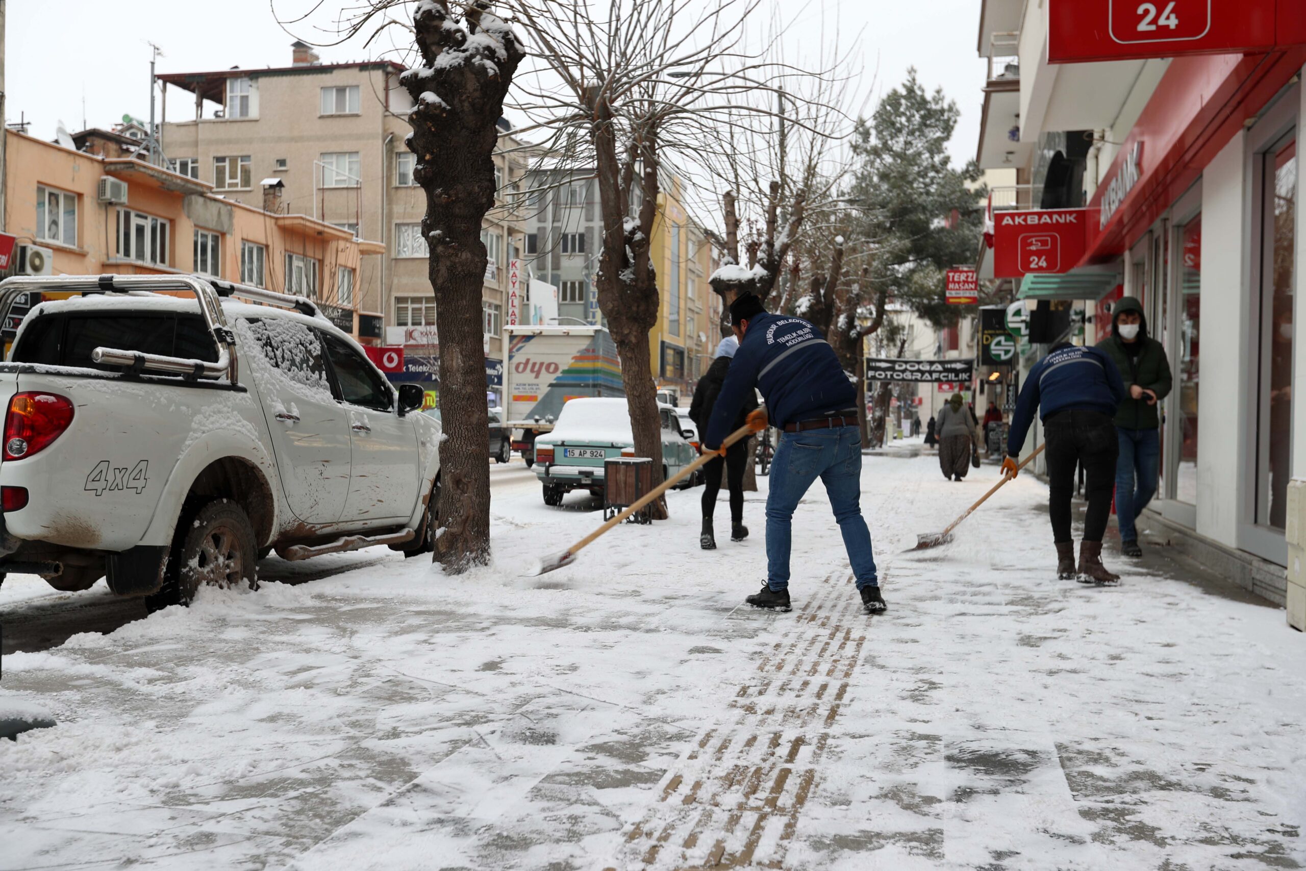Burdur’da sabah saatlerinden itibaren etkili olan kar yağışı nedeniyle Burdur