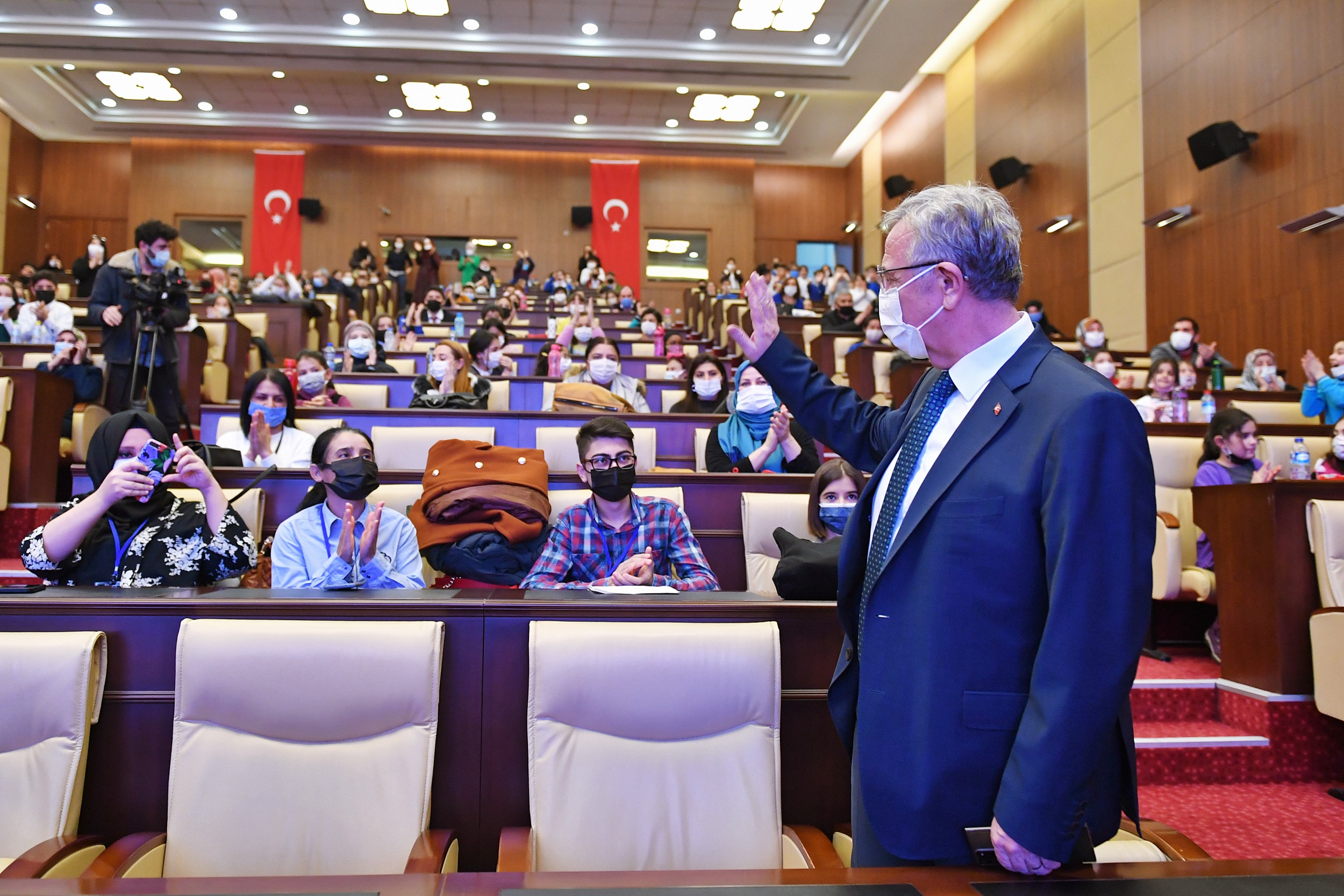 ABB BAŞKENTLİ ÇOCUKLARI GELECEĞE HAZIRLIYOR: ÜCRETSİZ İNGİLİZCE EĞİTİMİ BAŞLIYOR Eğitimde fırsat eşitliğini önceleyen Ankara Büyükşehir Belediyesi, Başkentli çocukların yabancı
