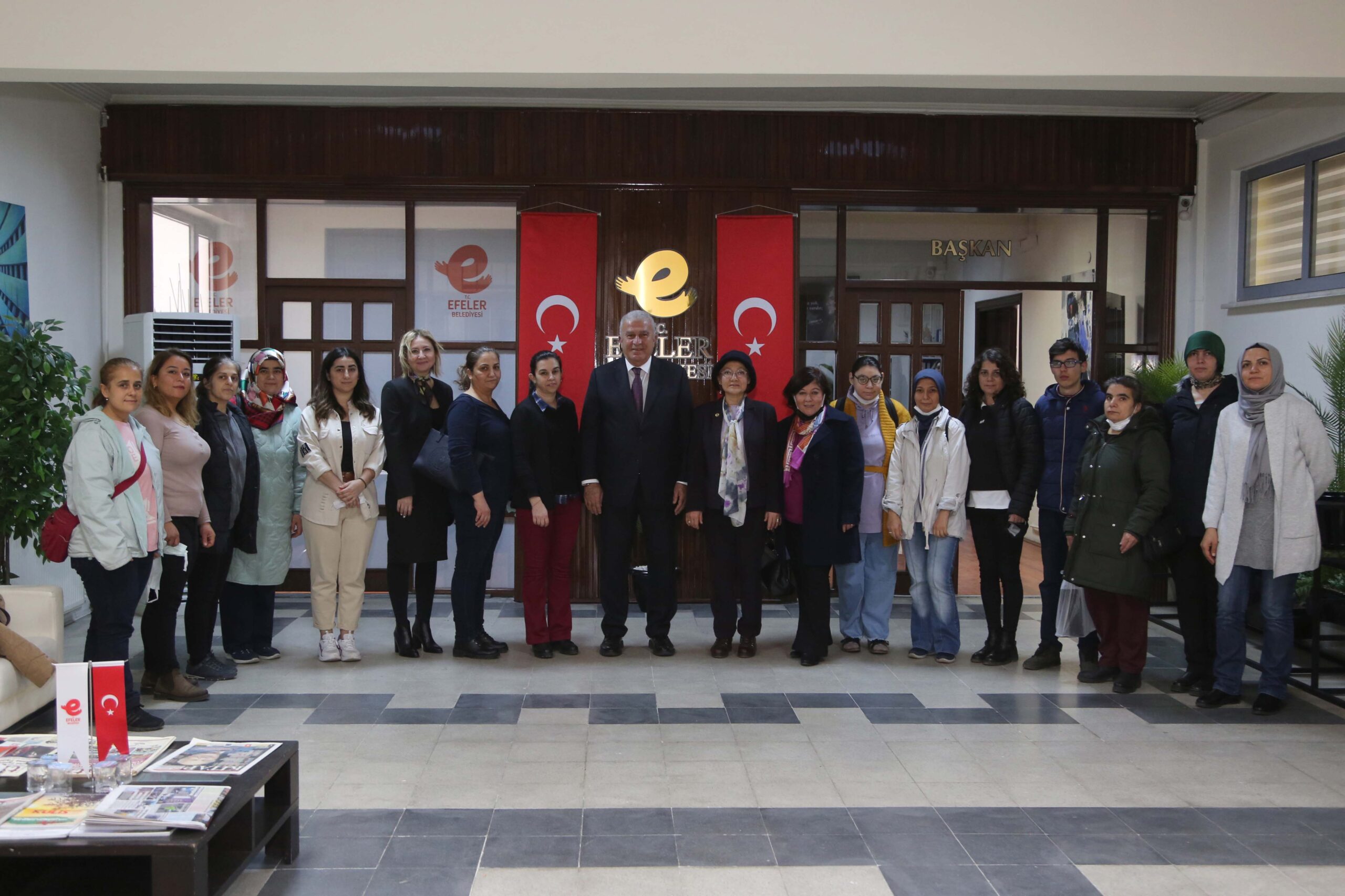 Efeler Belediyesi’nin Fatih Mahallesi Kapalı Pazar Yeri’ndeki ofisinde pasta ve