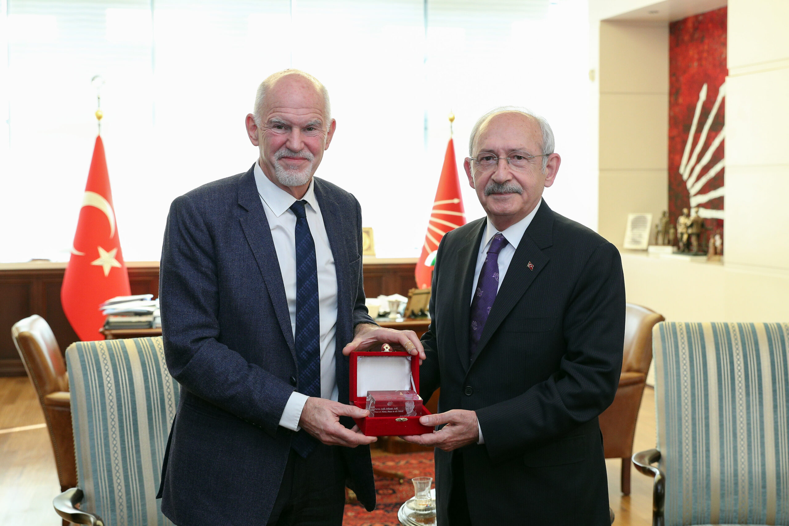CHP GENEL BAŞKANI KEMAL KILIÇDAROĞLU, SOSYALİST ENTERNASYONEL BAŞKANI PAPANDREU’YU KABUL ETTİ Cumhuriyet Halk Partisi Genel Başkanı Kemal Kılıçdaroğlu, Sosyalist Enternasyonel Başkanı