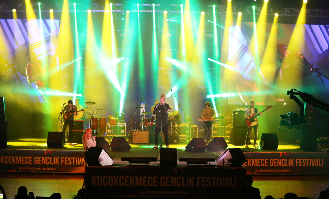 BİNLERCE GENÇ BU FESTİVALDE BULUŞTU  KÜÇÜKÇEKMECE’DE GENÇLERİ BULUŞTURAN FESTİVALE YOĞUN İLGİ 