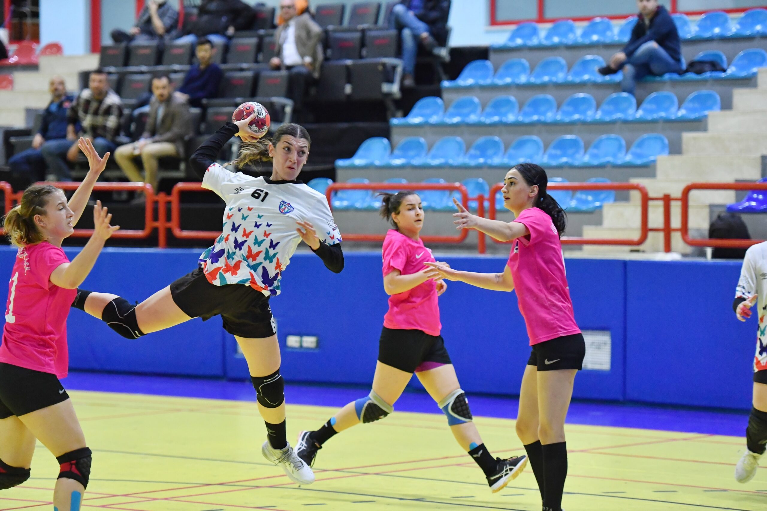Hentbol Kadınlar Süper Ligi’nde mücadele eden Konyaaltı Belediyespor, 14 ve