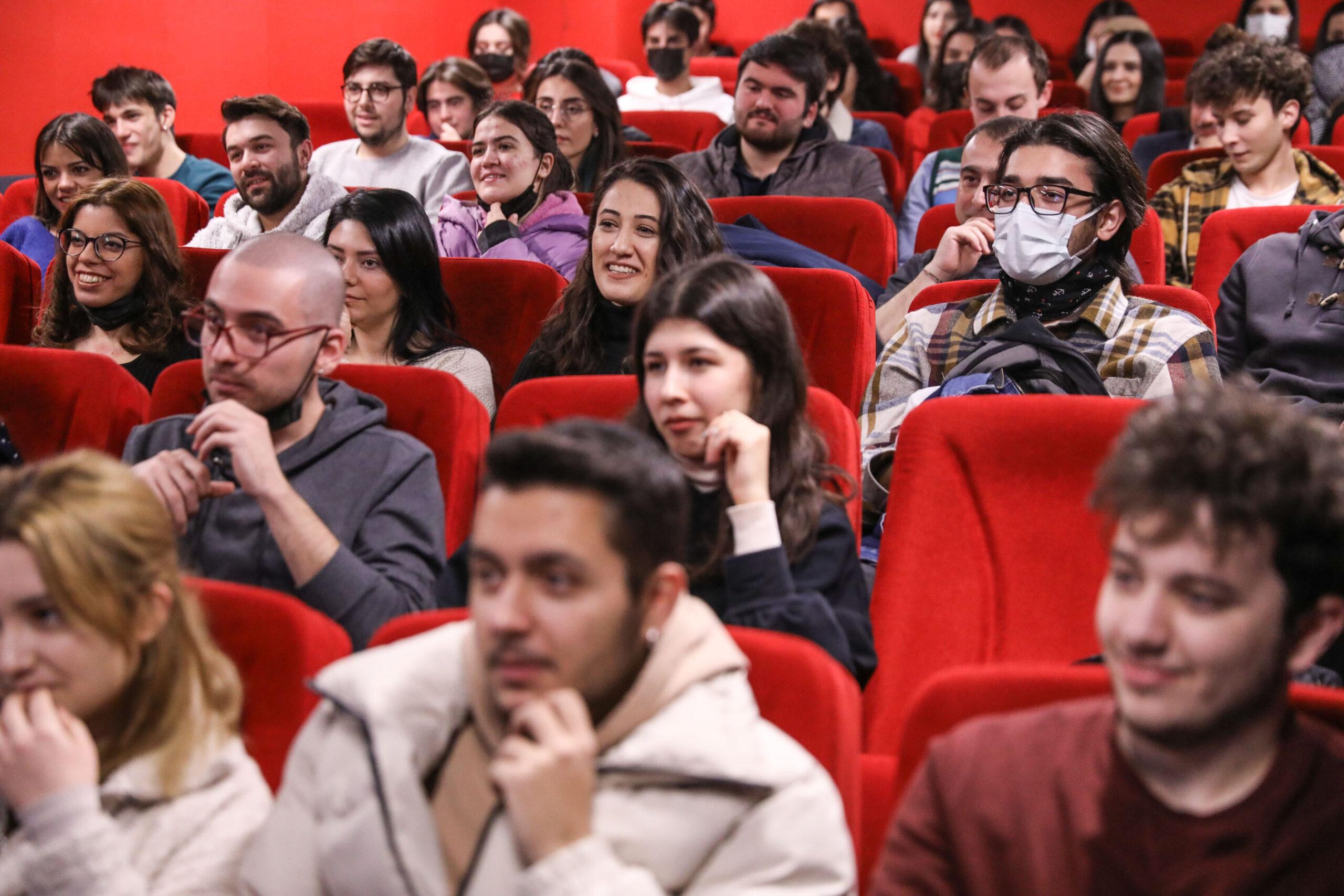 Buca’da mikrofon sende etkinliğine büyük ilgi BUCA’da üniversitelilerin ikinci adresi