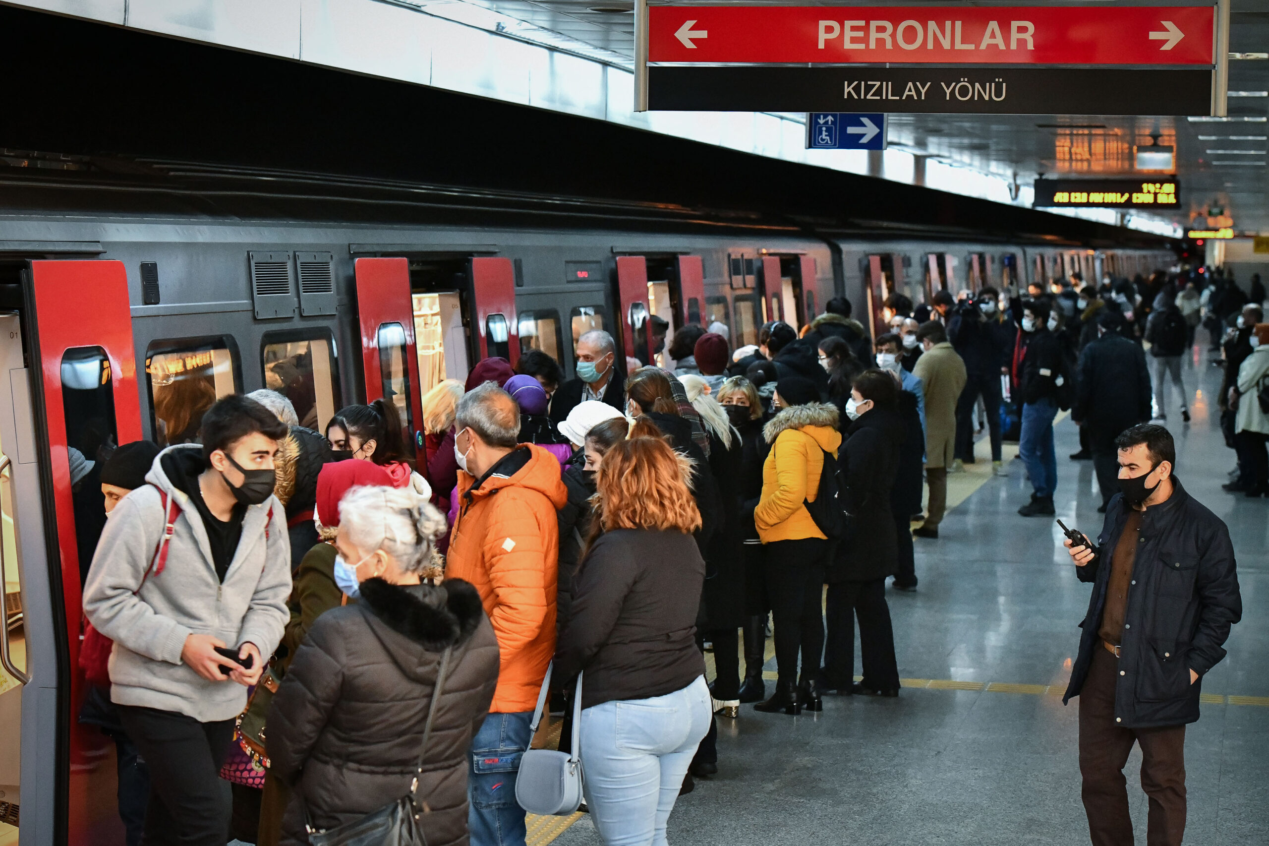 ANKARA METROSU’NDA KLASİK MÜZİKLE YOLCULUK BAŞLADI Ankara Büyükşehir Belediyesi bir yandan daha konforlu ve güvenli ulaşım