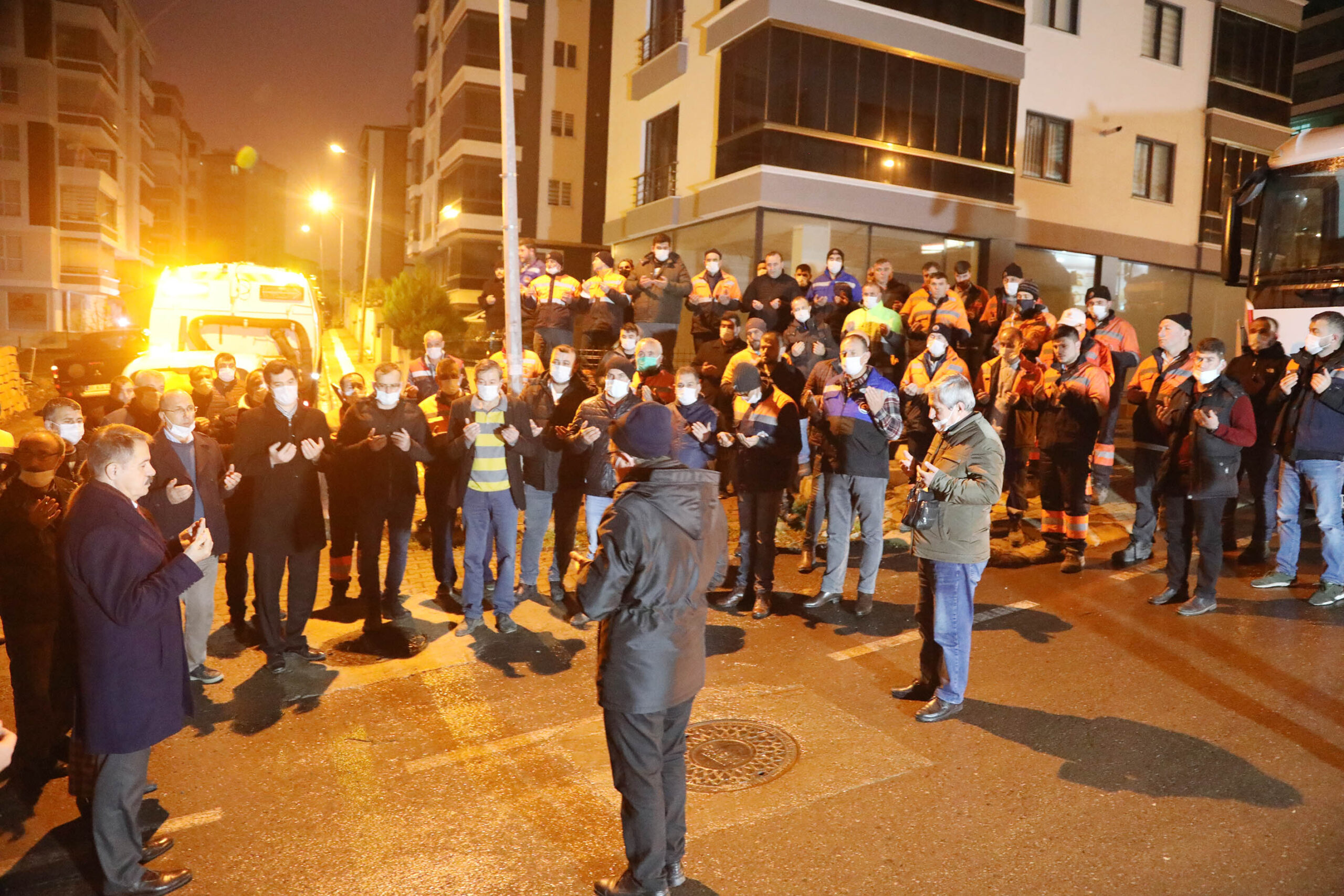 Atakum Belediye Başkanı Av. Cemil Deveci ve belediye personeli önceki