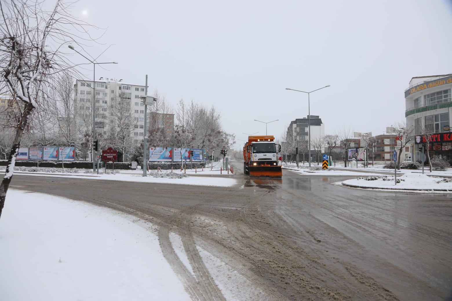 Sabah saatlerinde başlayan kar yağışı ile birlikte Eskişehir Büyükşehir Belediyesi