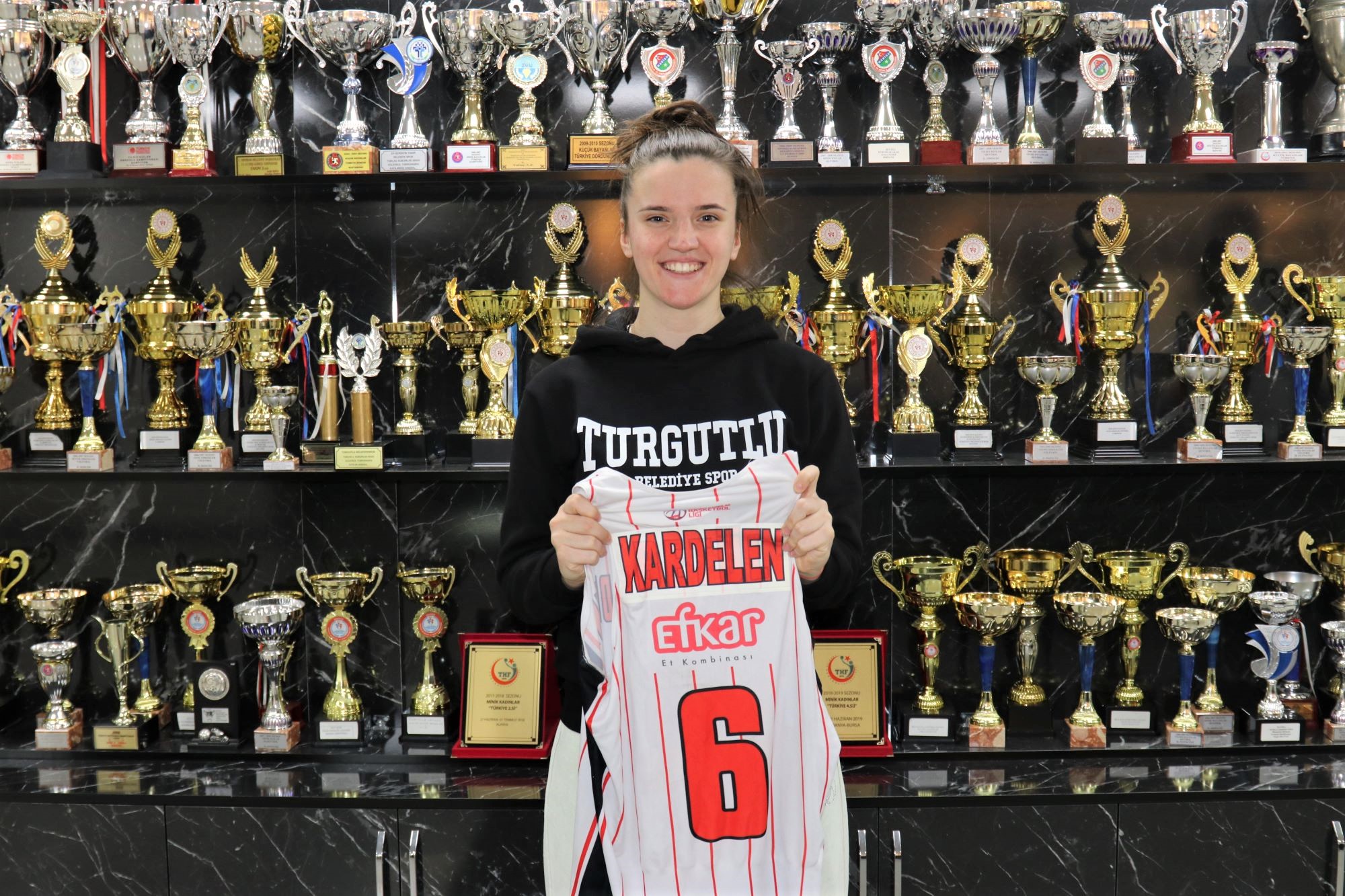Kardelen Gezgin Turgutlu Belediyesi Kadın Basketbol’da Turgutlu Belediyesi Kadın Basketbol Takımı önemli bir takviyeye imza attı.