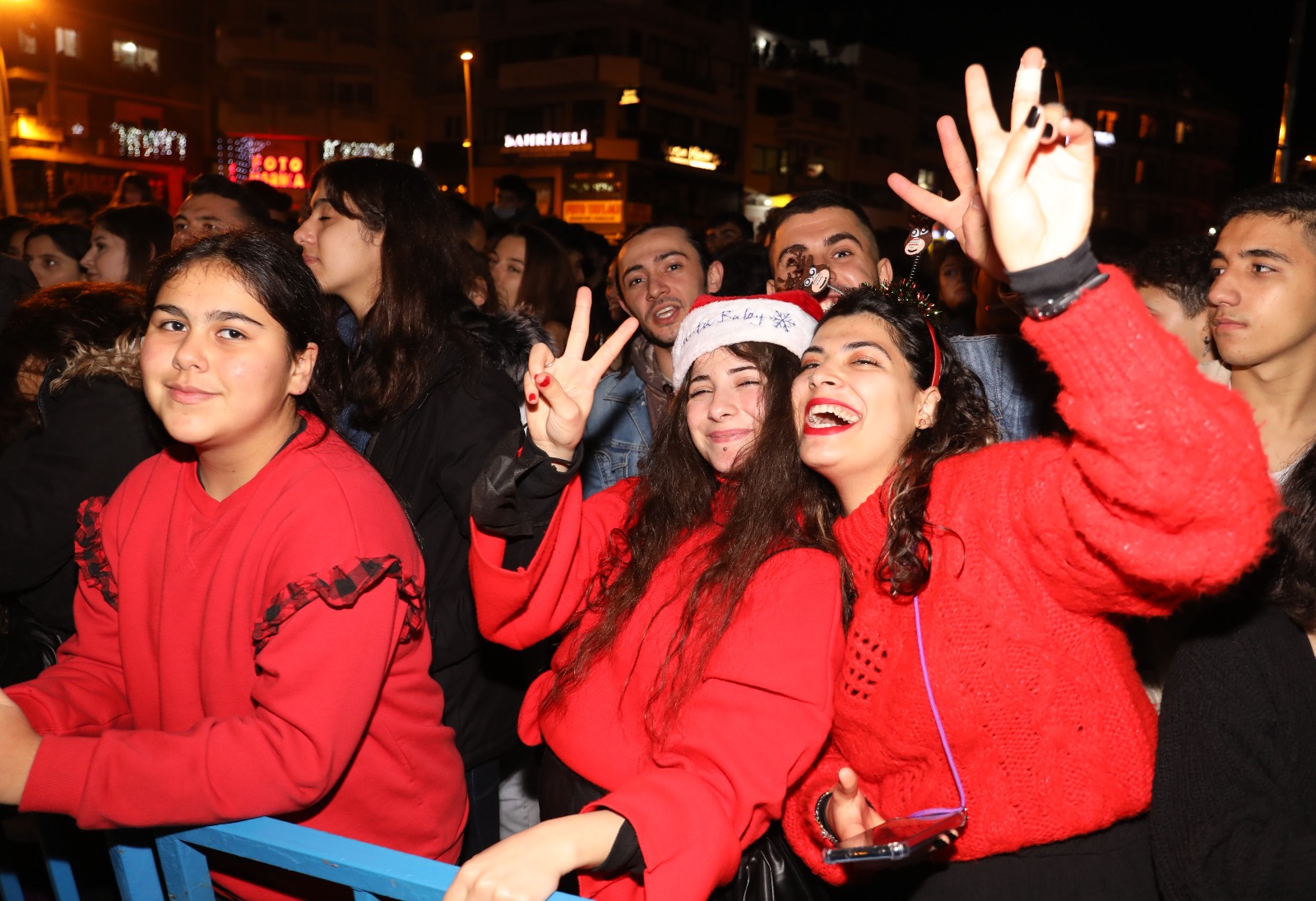 MARMARİS’TE COŞKU DOLU KUTLAMA Marmaris’te yeni yıla coşkuyla girildi. Marmaris