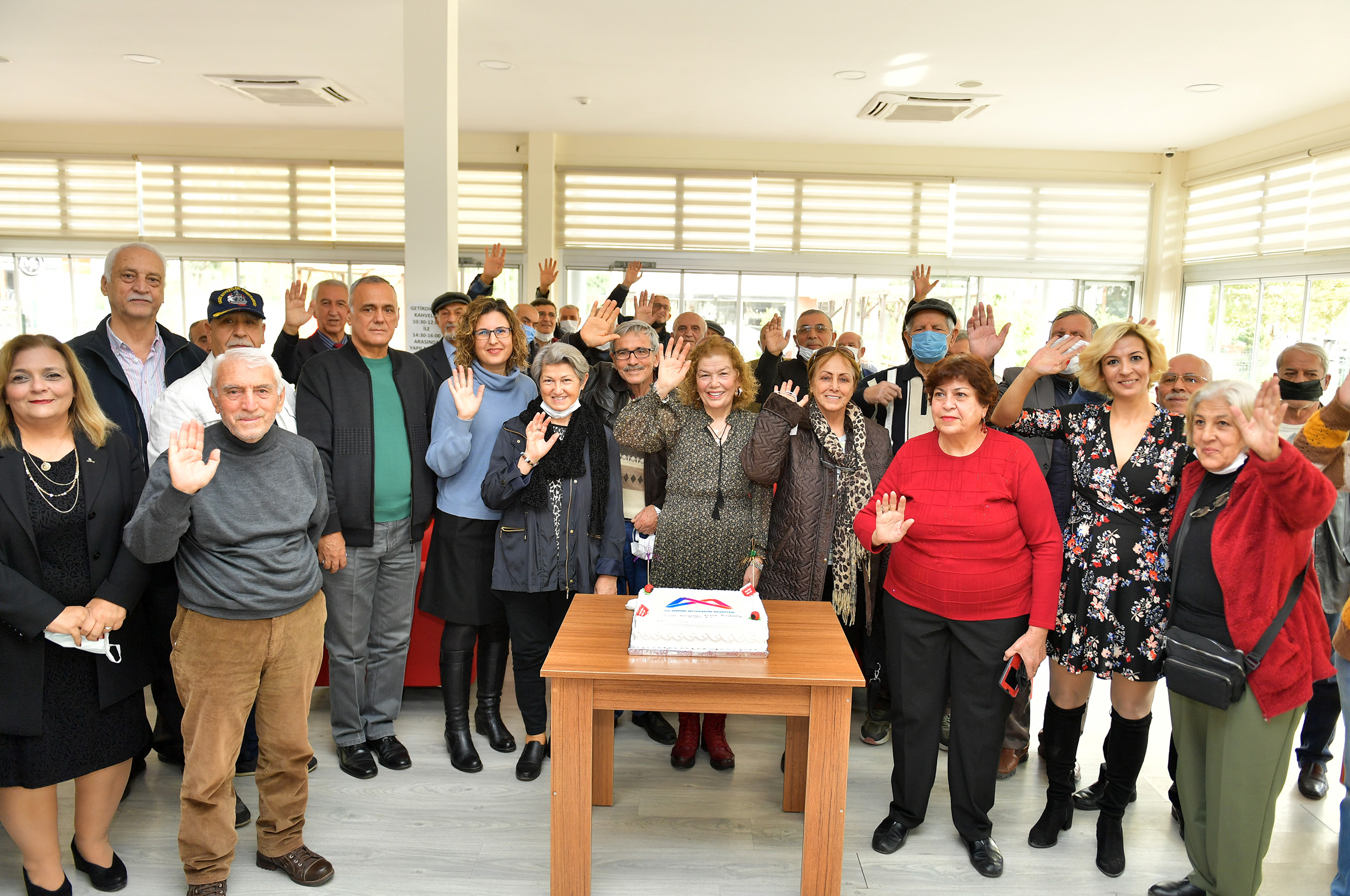 EMEKLİ EVİ ÜYELERİNE SÜRPRİZ YILBAŞI KUTLAMASI Mersin Büyükşehir Belediyesi bünyesinde