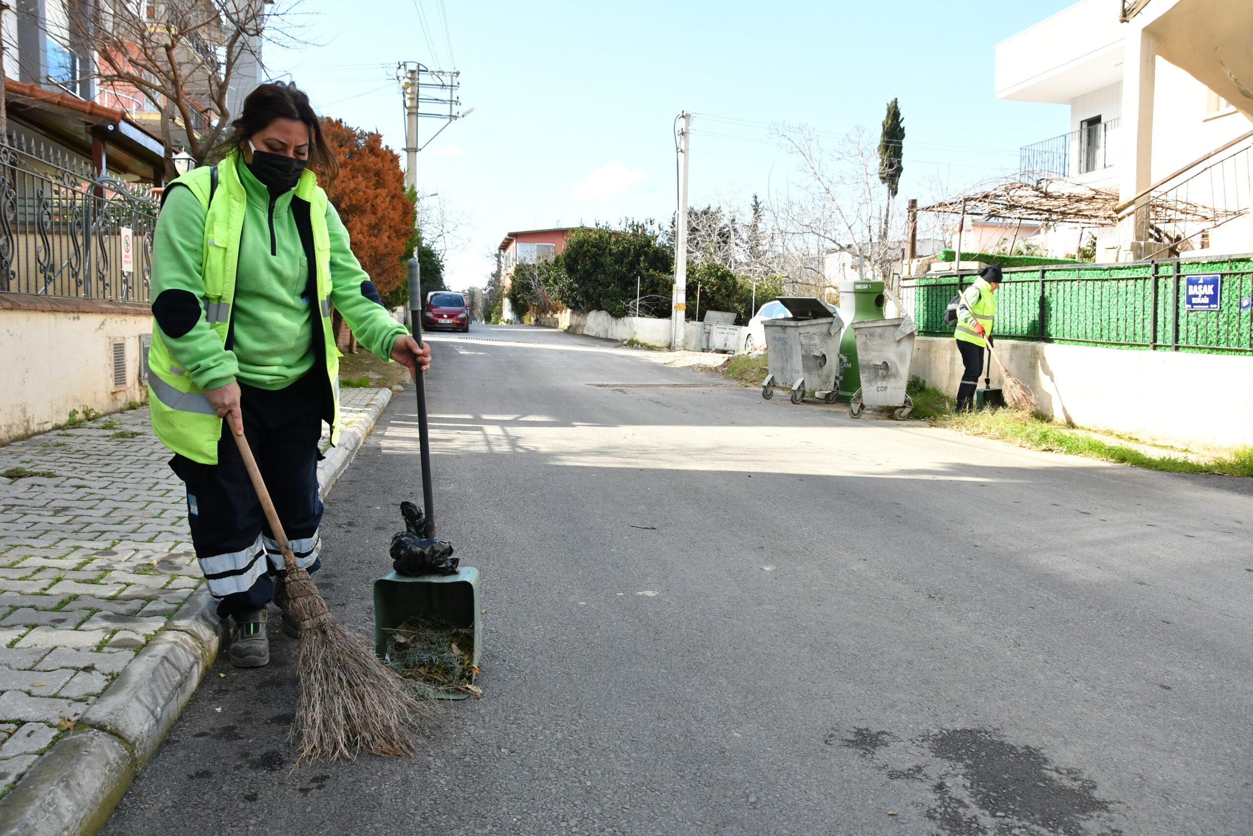 Narlıdere Belediyesi Temizlik İşleri Müdürlüğü, park ve sokakları kadınlara emanet