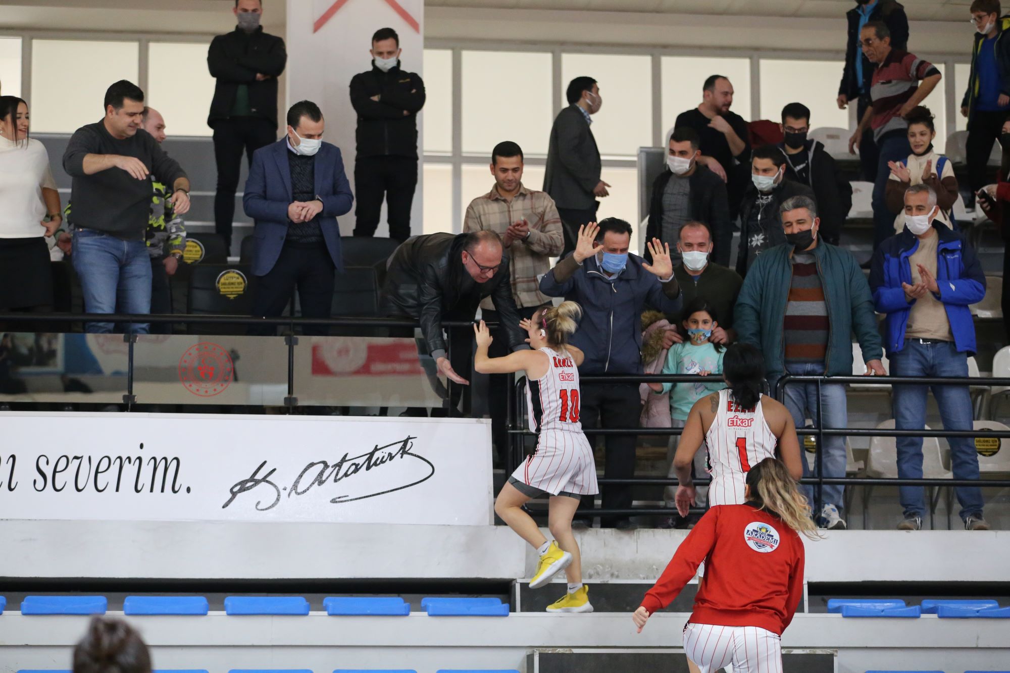 Turgutlu Belediyespor Kadın Basketbol Takımı ikinci devredeki ilk maçında Karşıyaka
