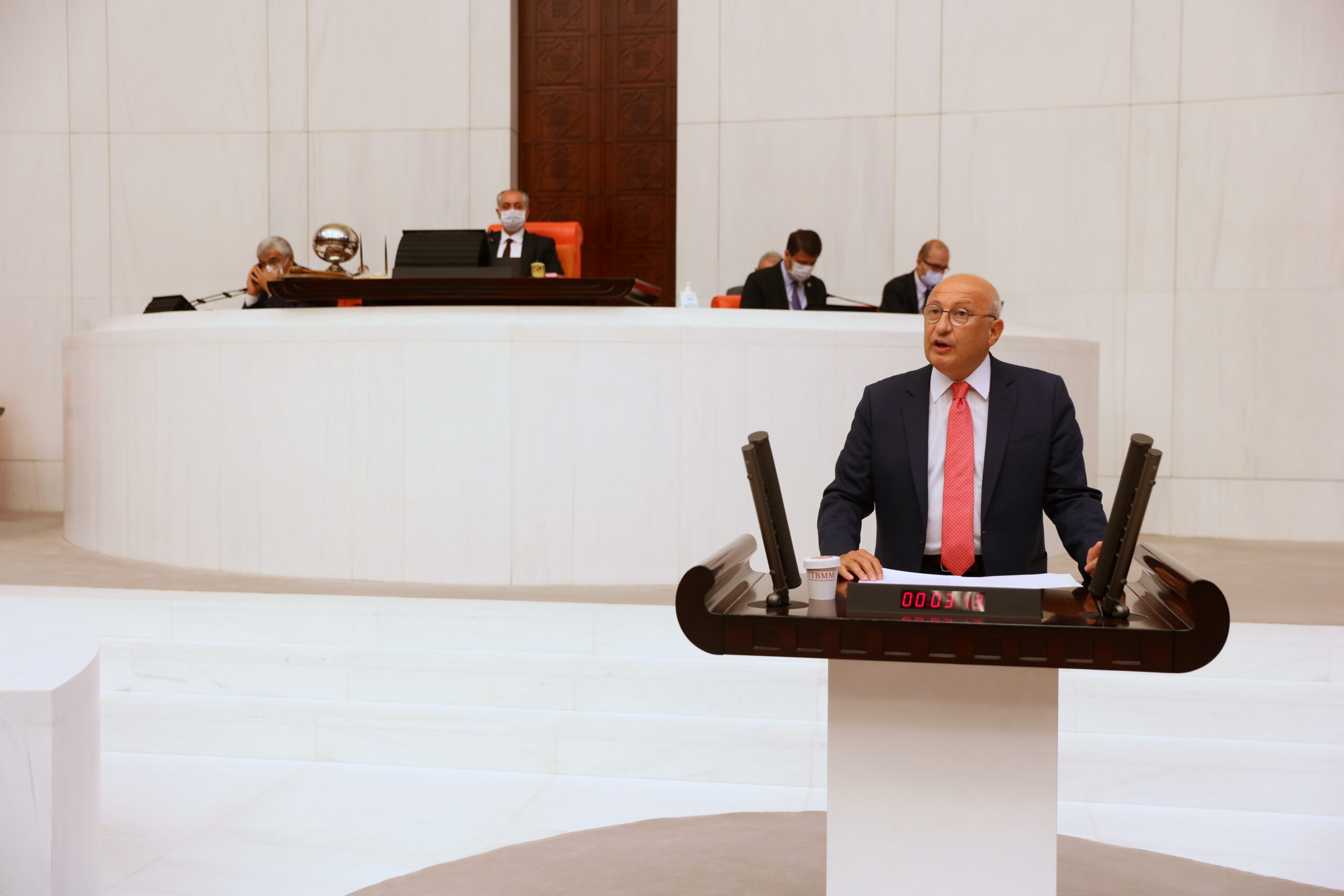 “Matbaalar kapanıyor, kitap basılamıyor. Onlara niye destek yok!” “2 bin