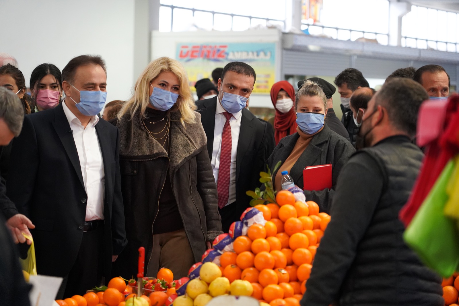 Belediye Başkanı Semih Şahin, Hürriyet Mahallesi’nde bulunan kapalı pazarı ziyaret